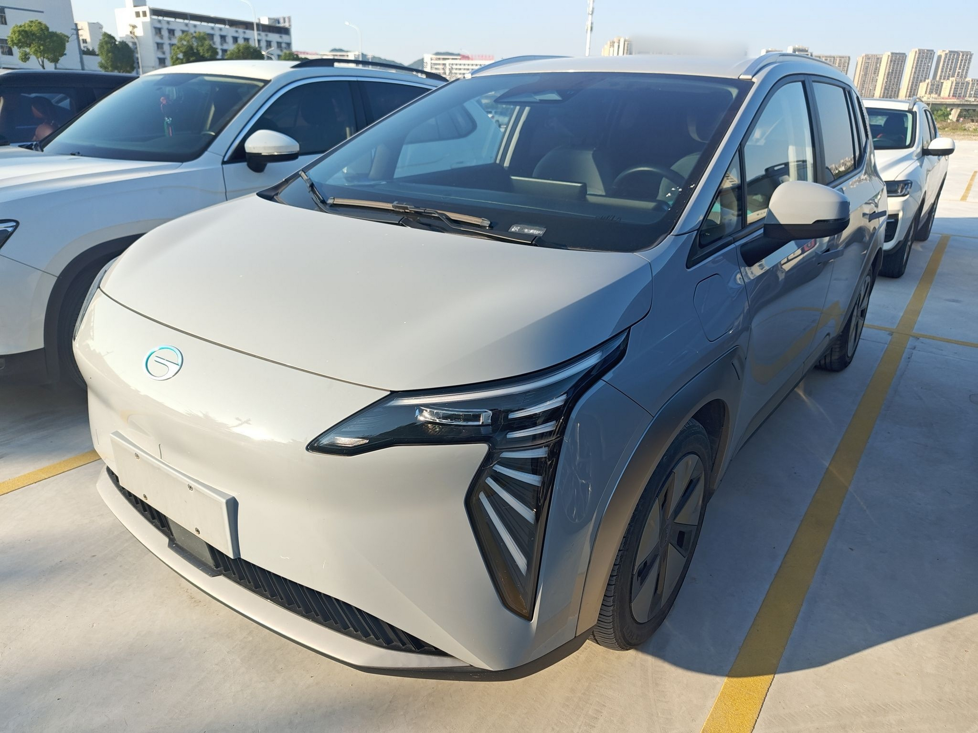 Под передней частью автомобиля