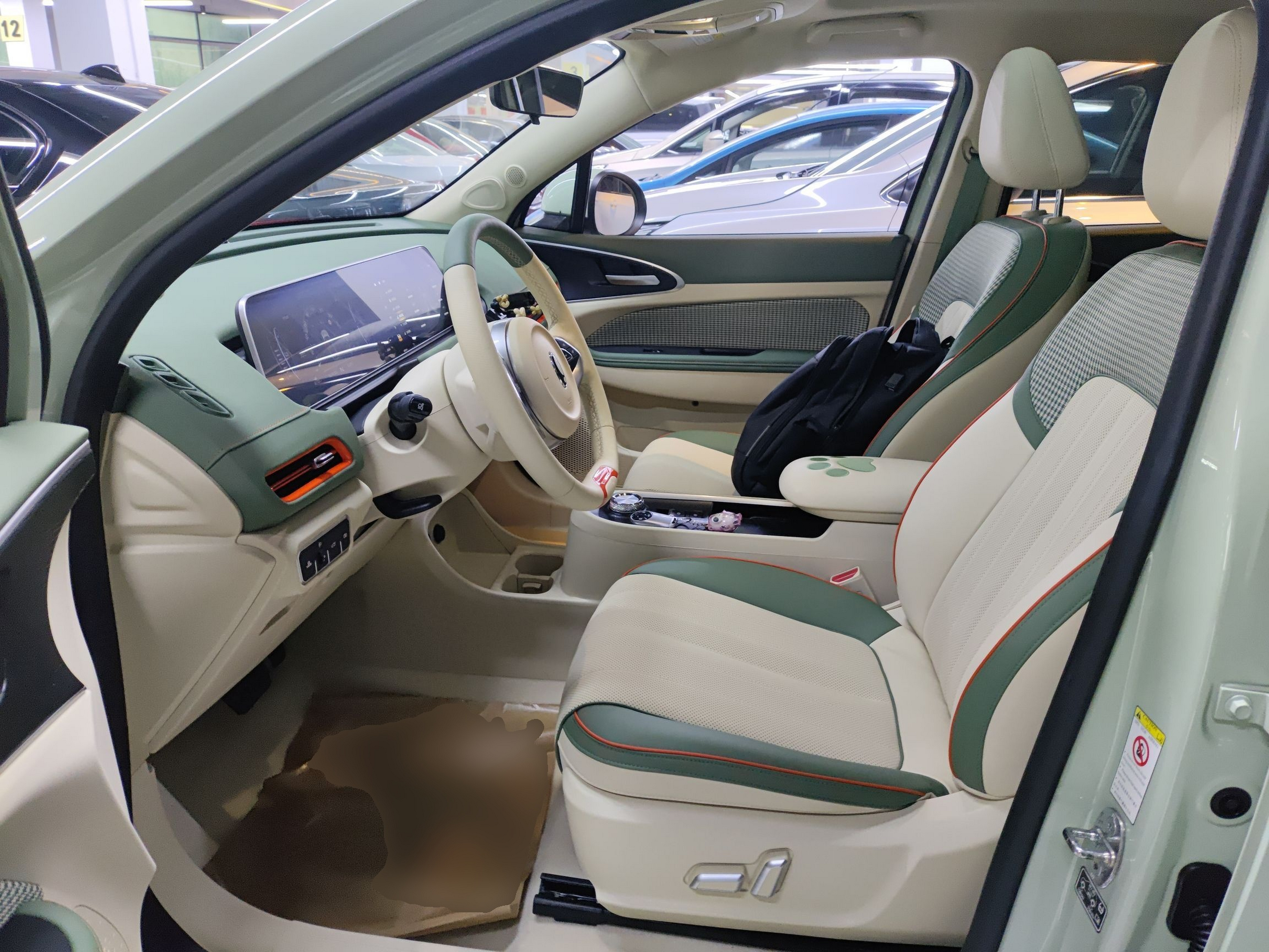 المقاعد الأمامية داخل السيارة