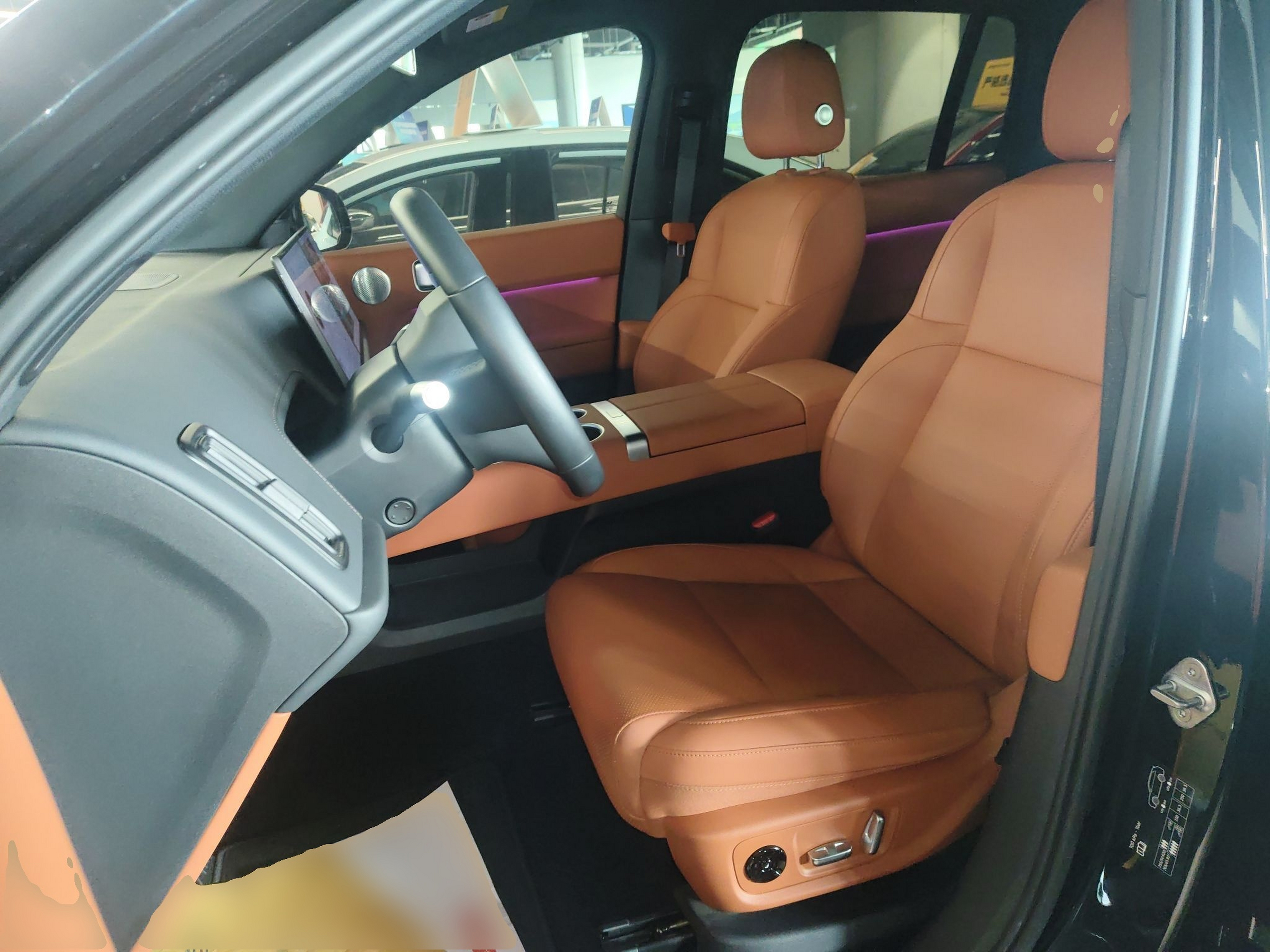 المقاعد الأمامية داخل السيارة