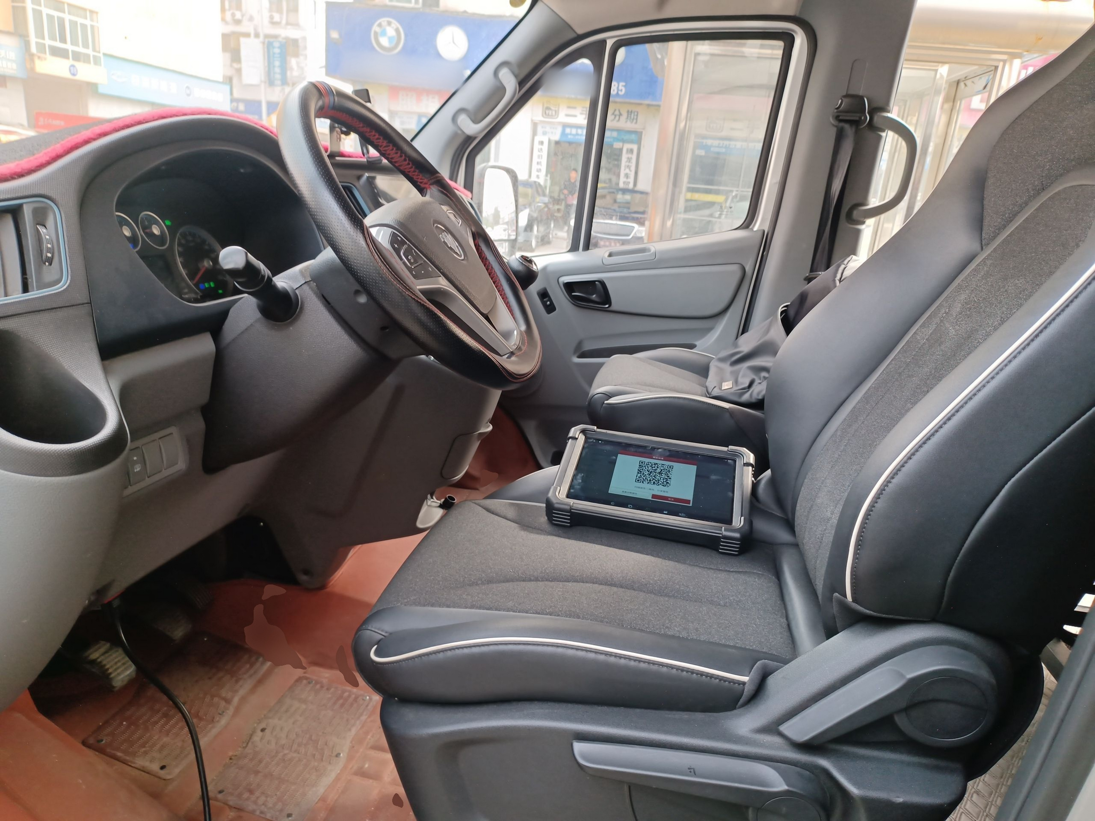 المقاعد الأمامية داخل السيارة