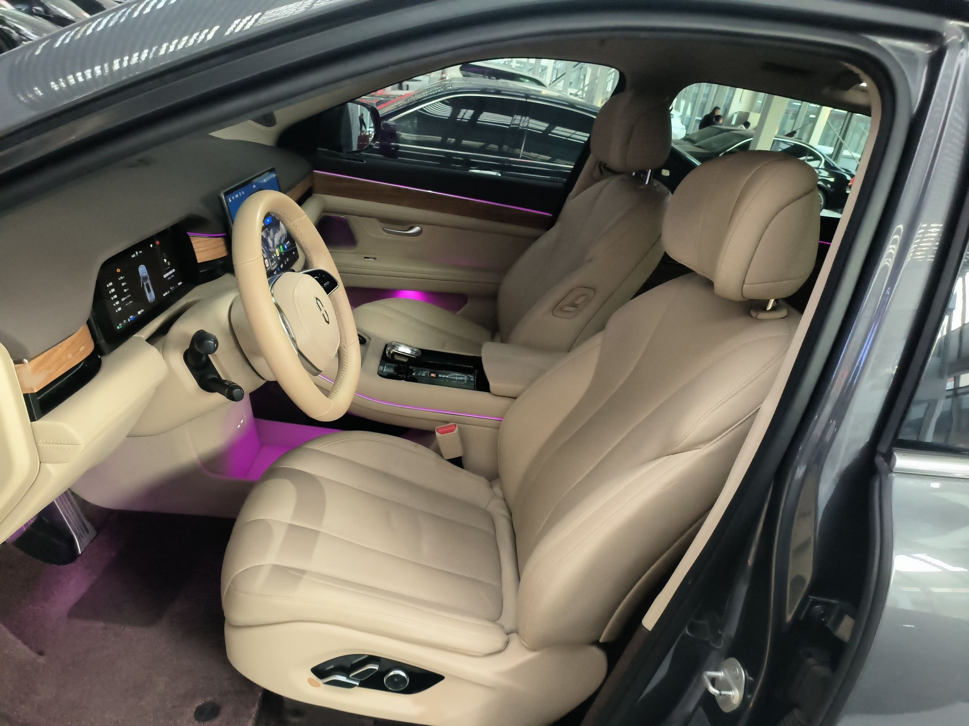 Переднее сиденье в автомобиле