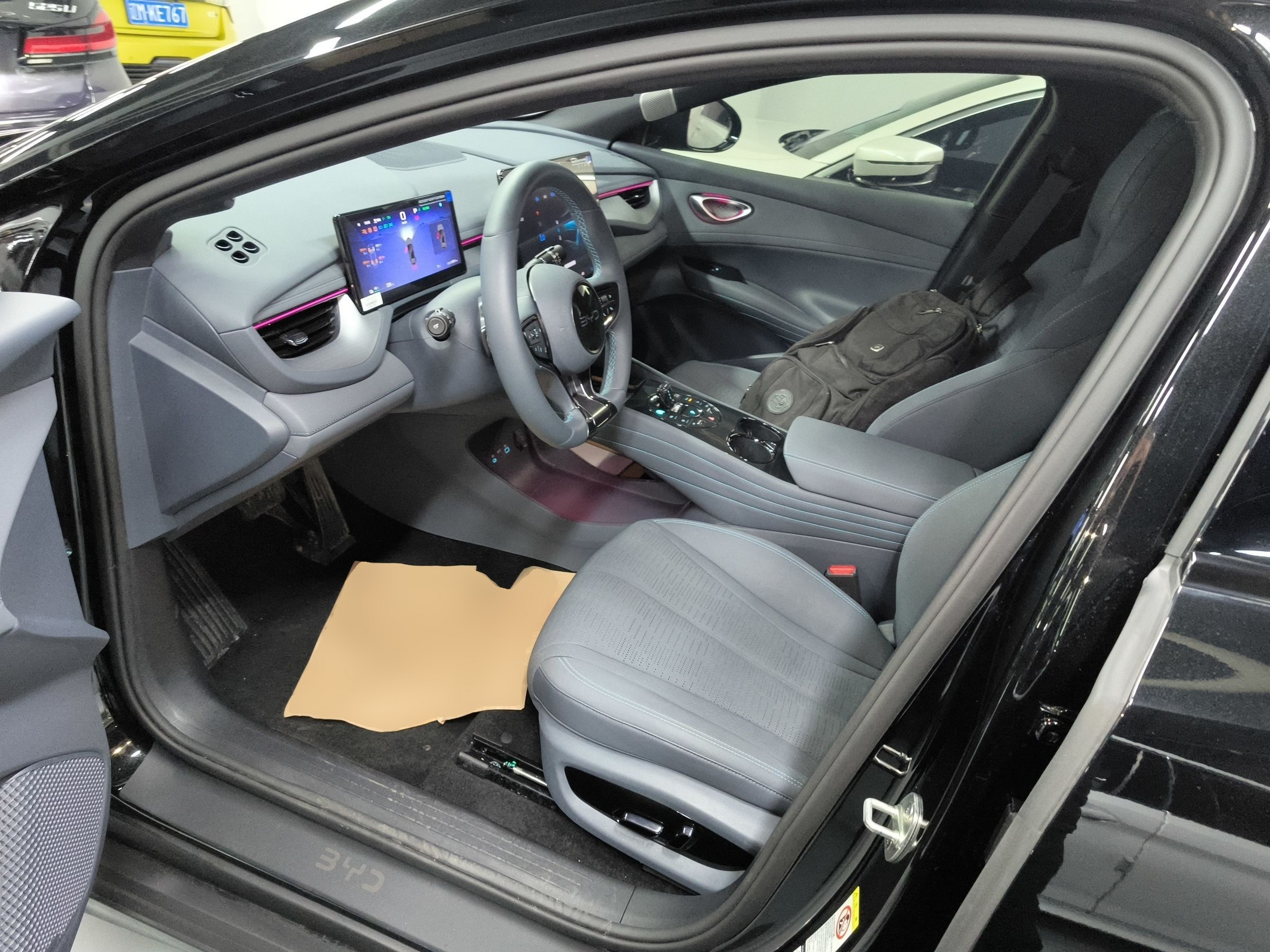 Переднее сиденье в автомобиле