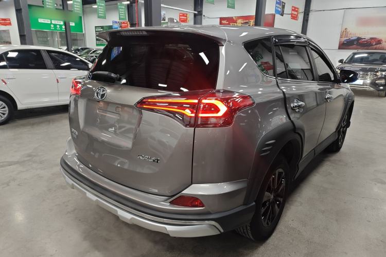 Used Toyota RAV4 2019 2.0L CVT Two-Wheel Drive Fashion X Limited Edition China VI Standard
