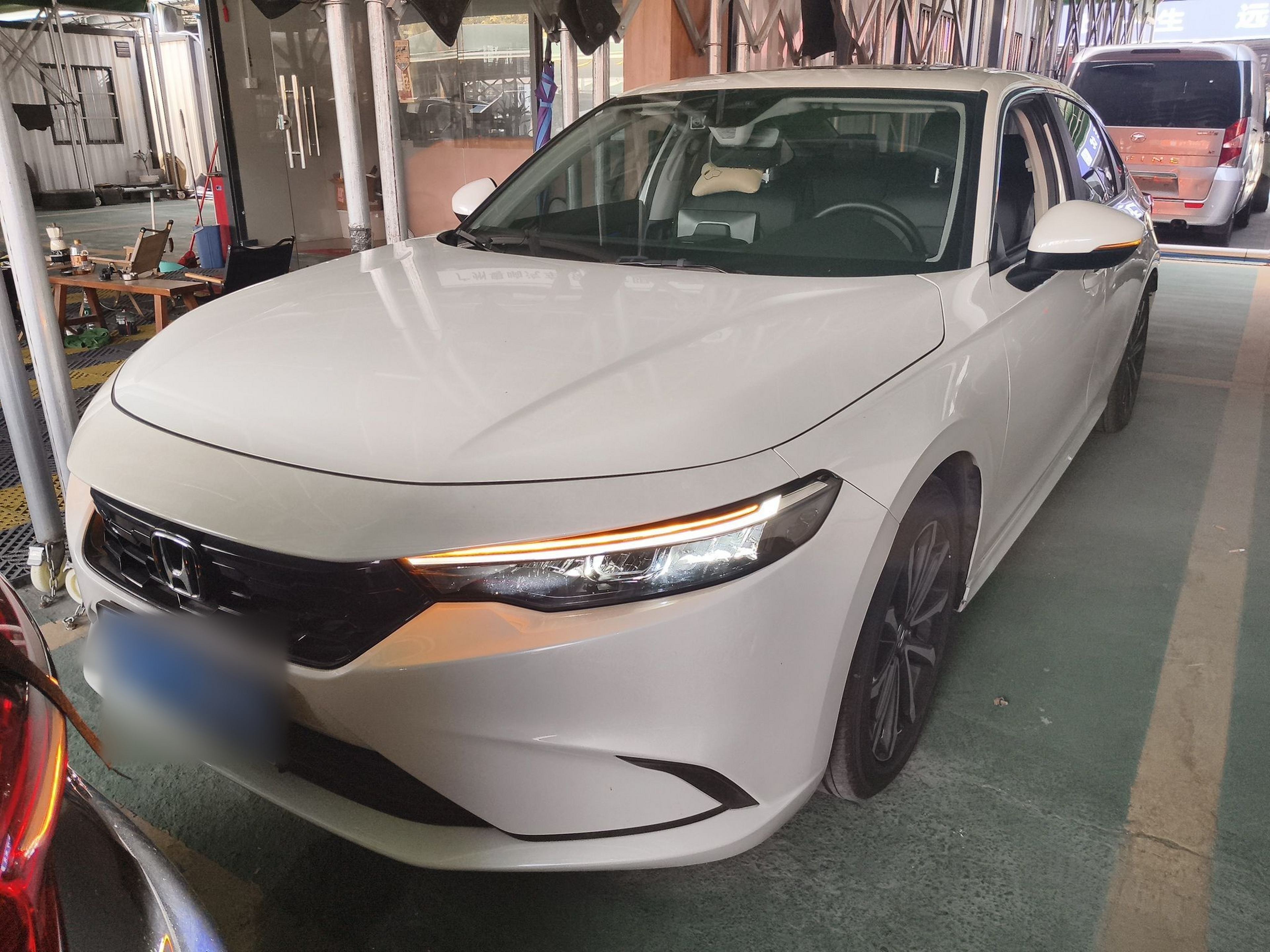 Под передней частью автомобиля