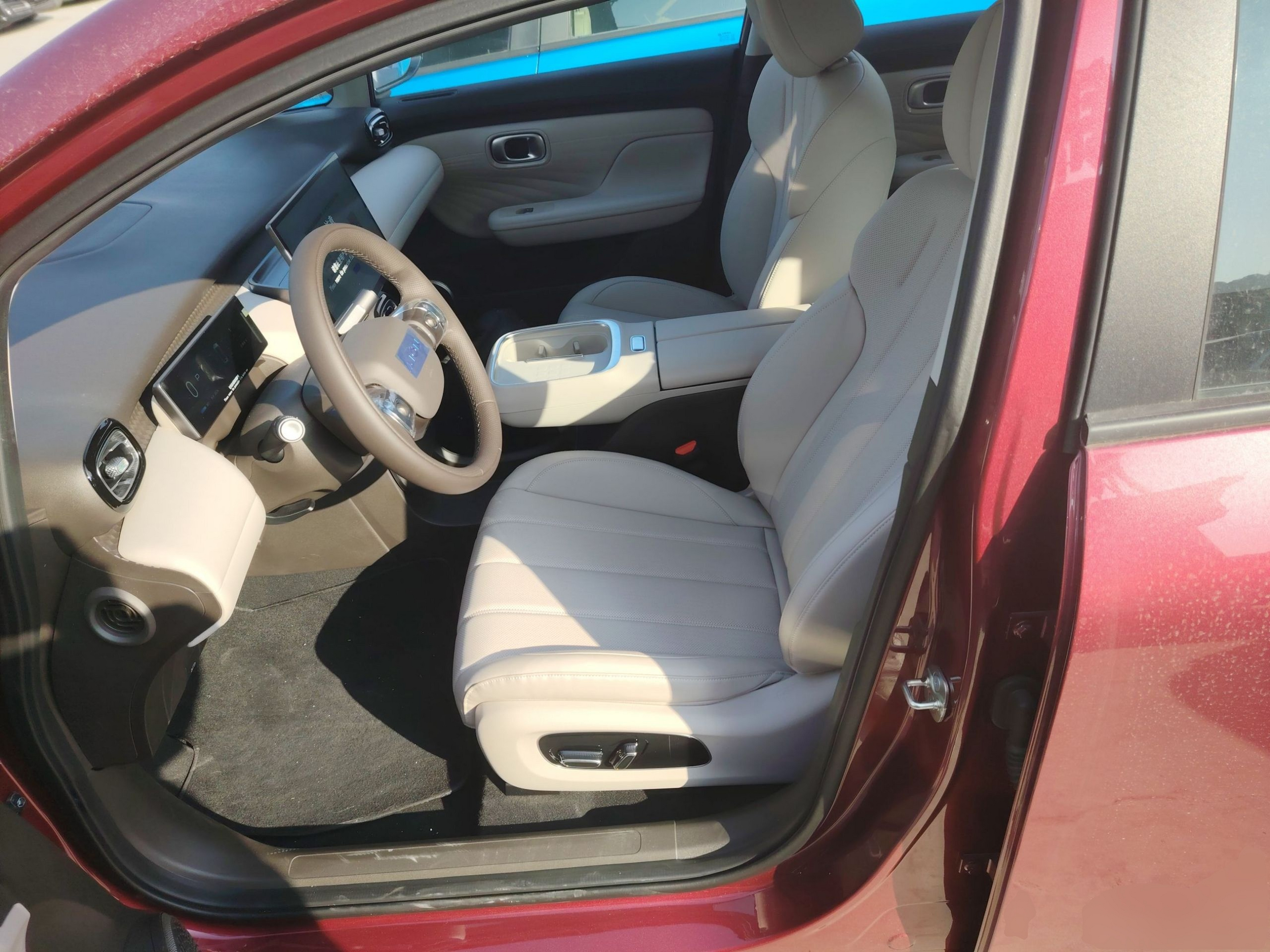 المقاعد الأمامية داخل السيارة