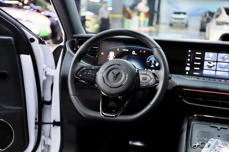 Used VOYAH FREE 2025 318 259 km All-Wheel-Drive Exploration Edition
