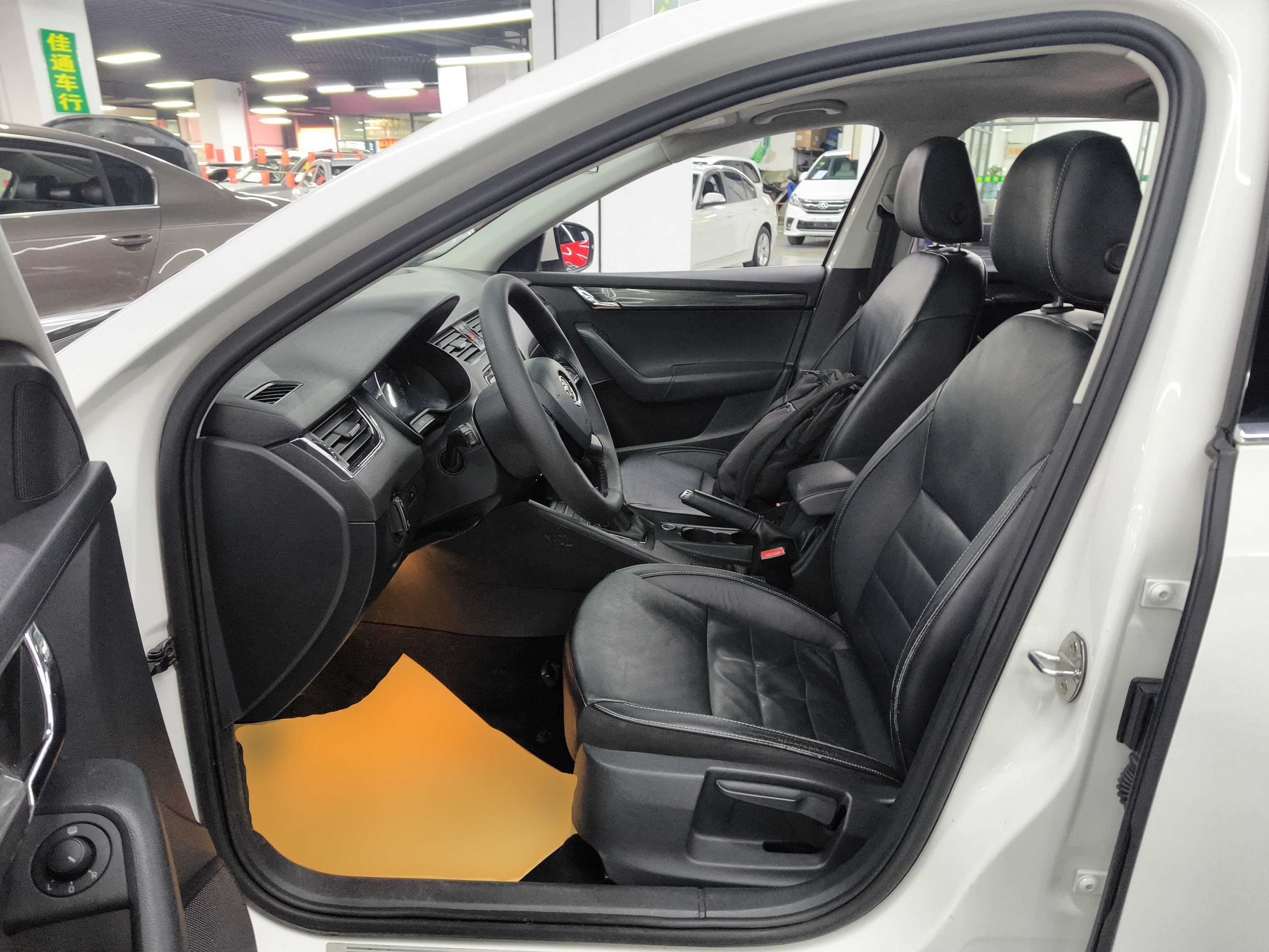 Переднее сиденье в автомобиле