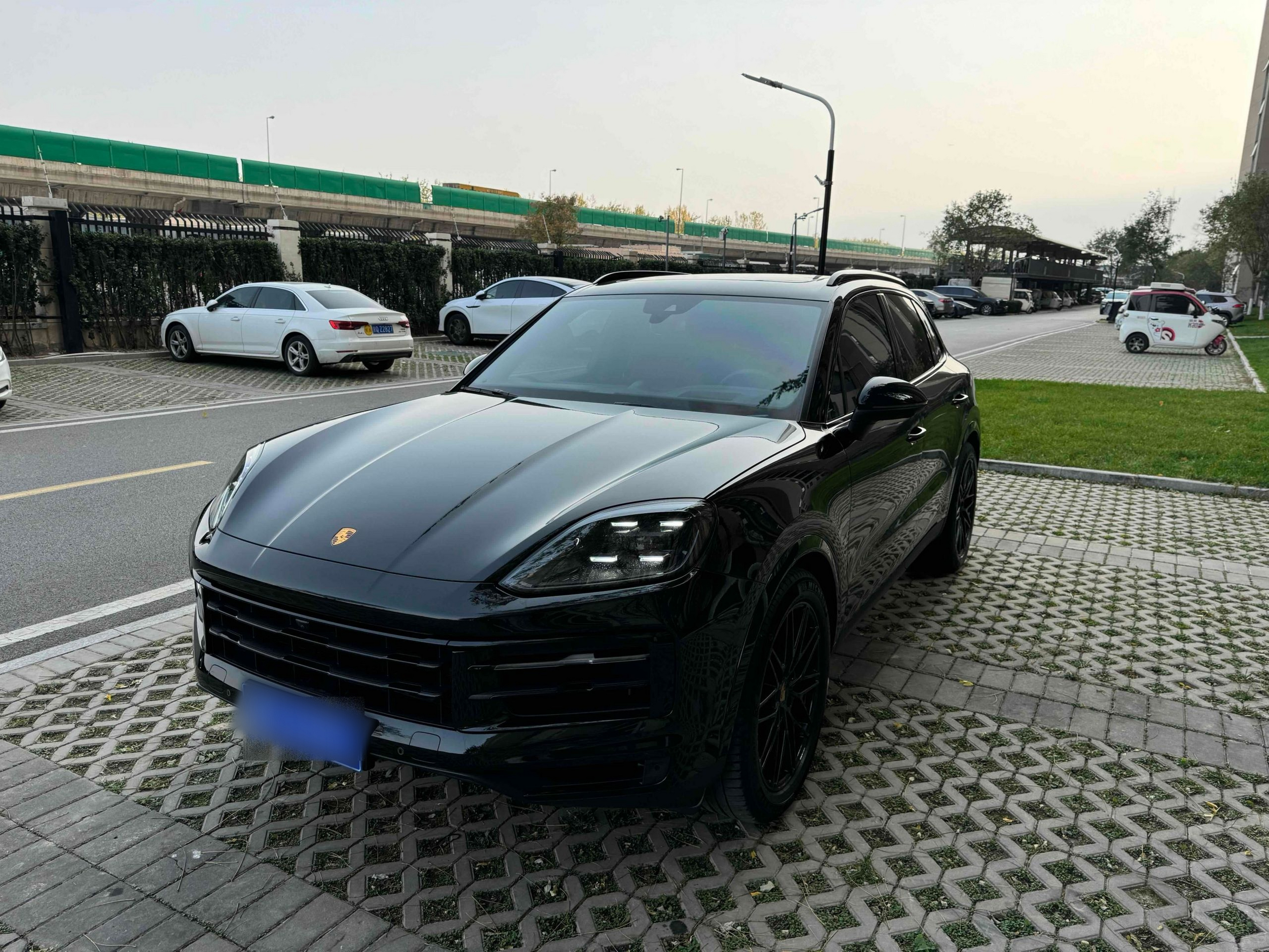 Под передней частью автомобиля