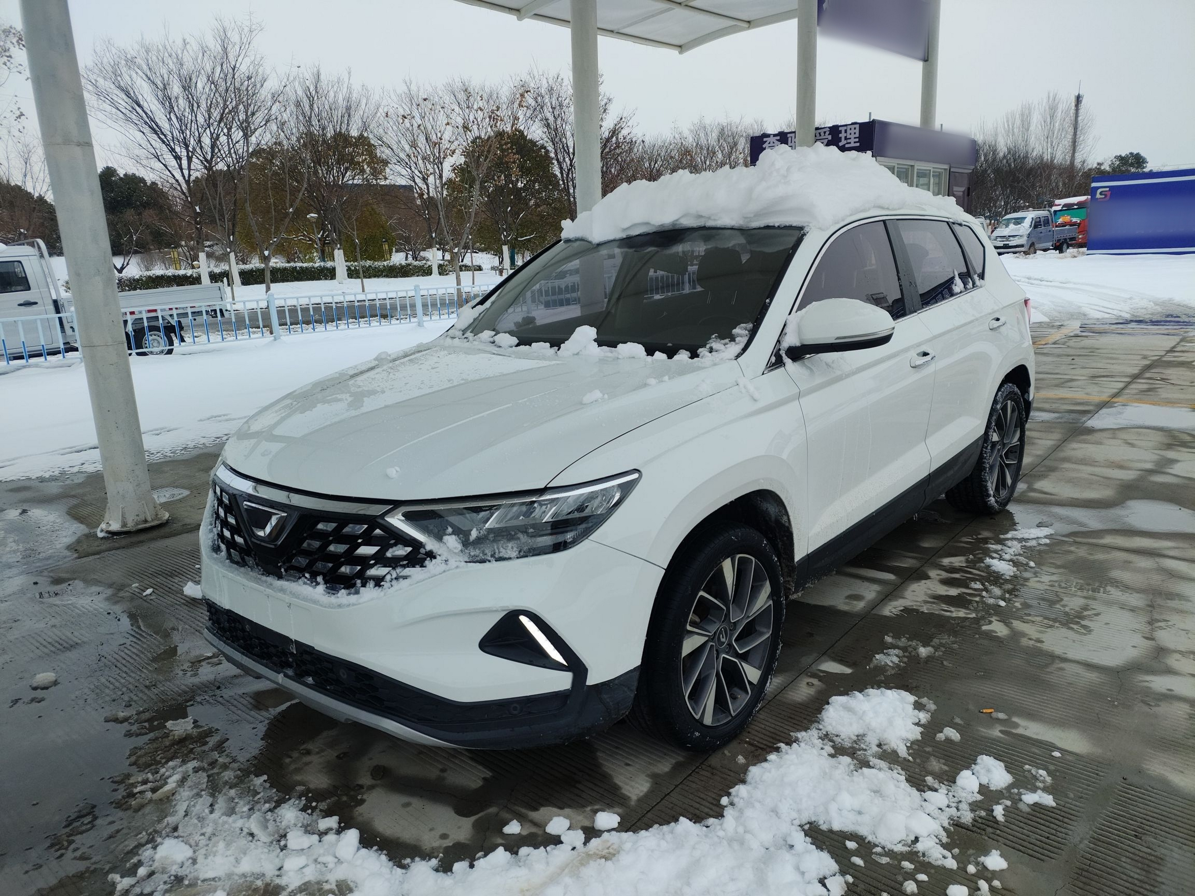 Под передней частью автомобиля