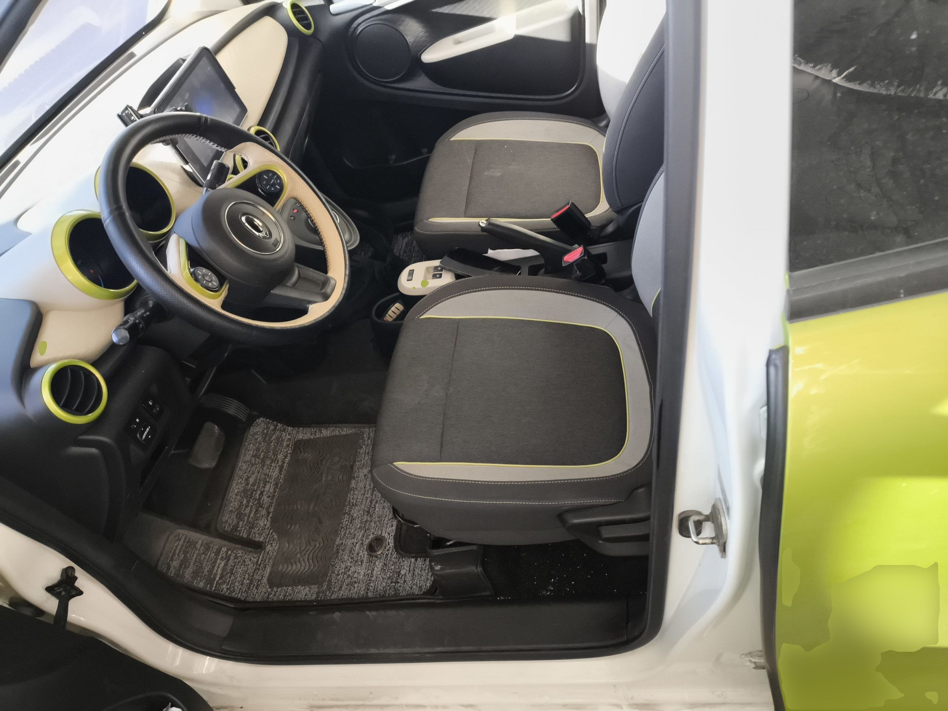 المقاعد الأمامية داخل السيارة