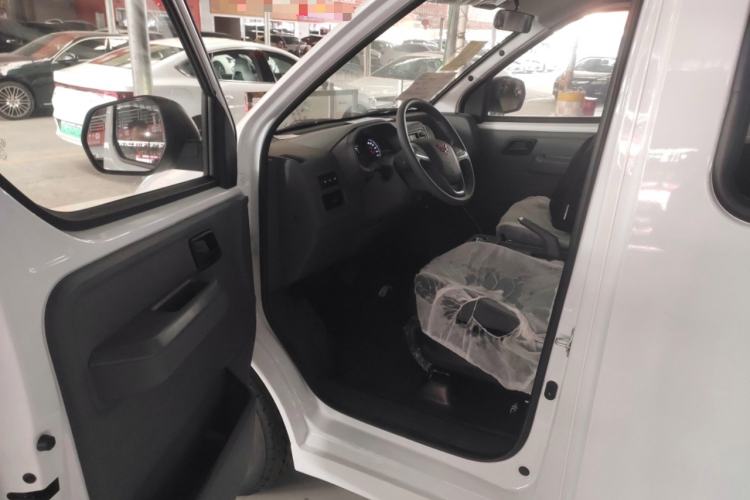 Used Wuling Yangguang 2024 300KM Comfort Version Passenger Van 75kW