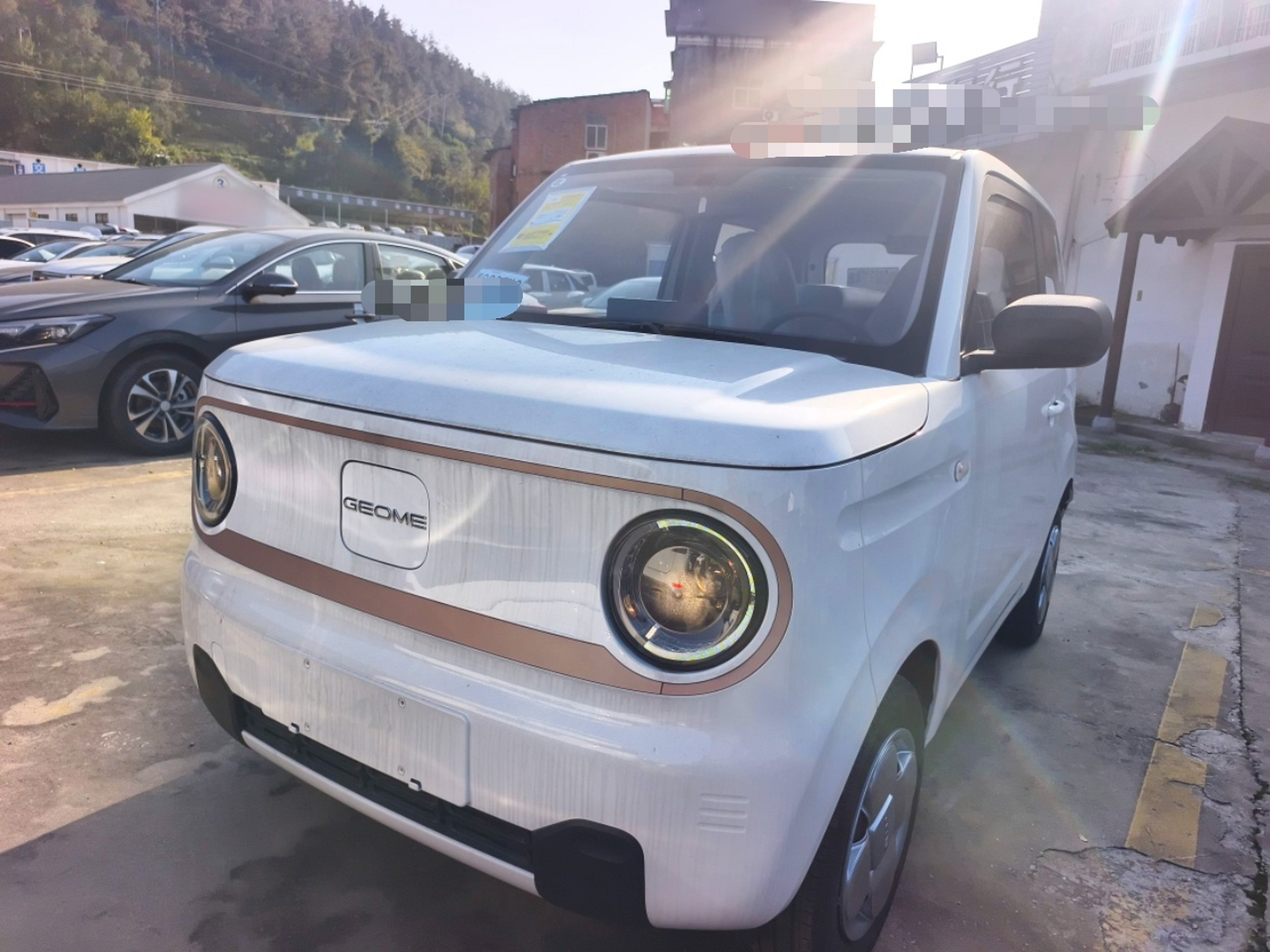 تحت مقدمة السيارة