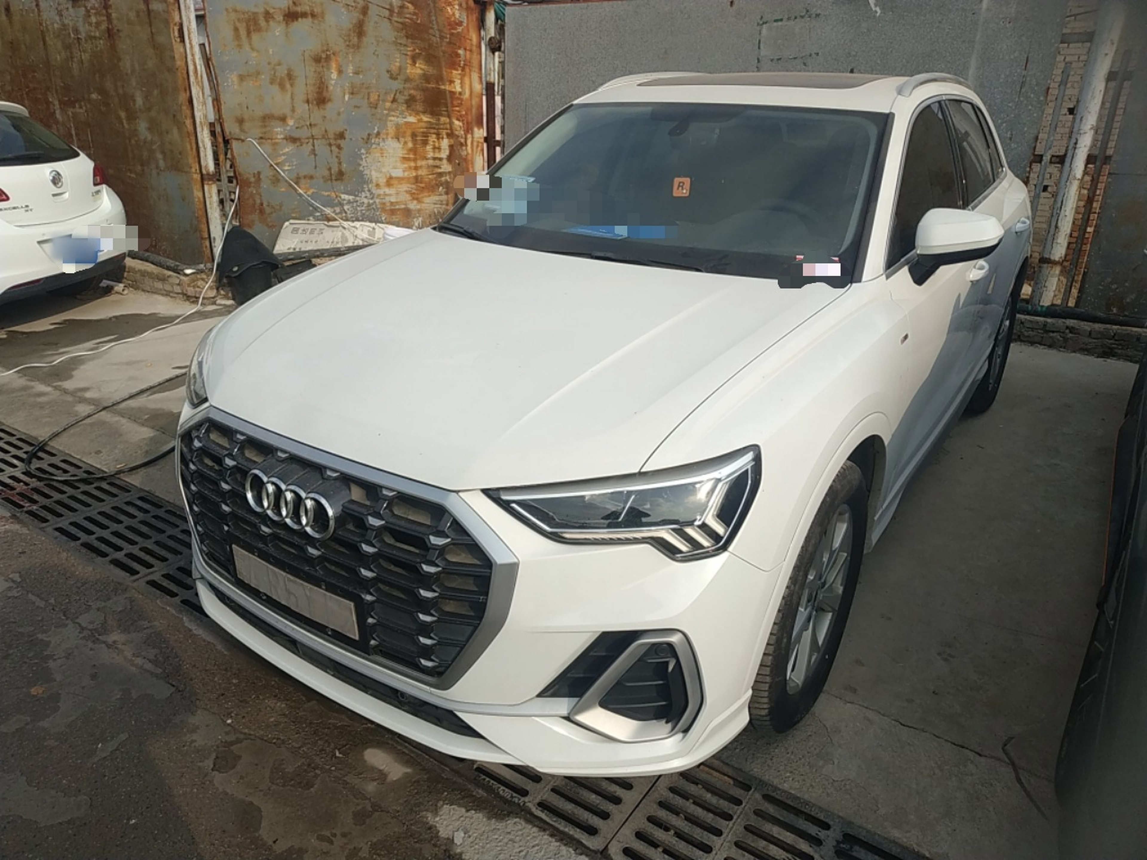 تحت مقدمة السيارة