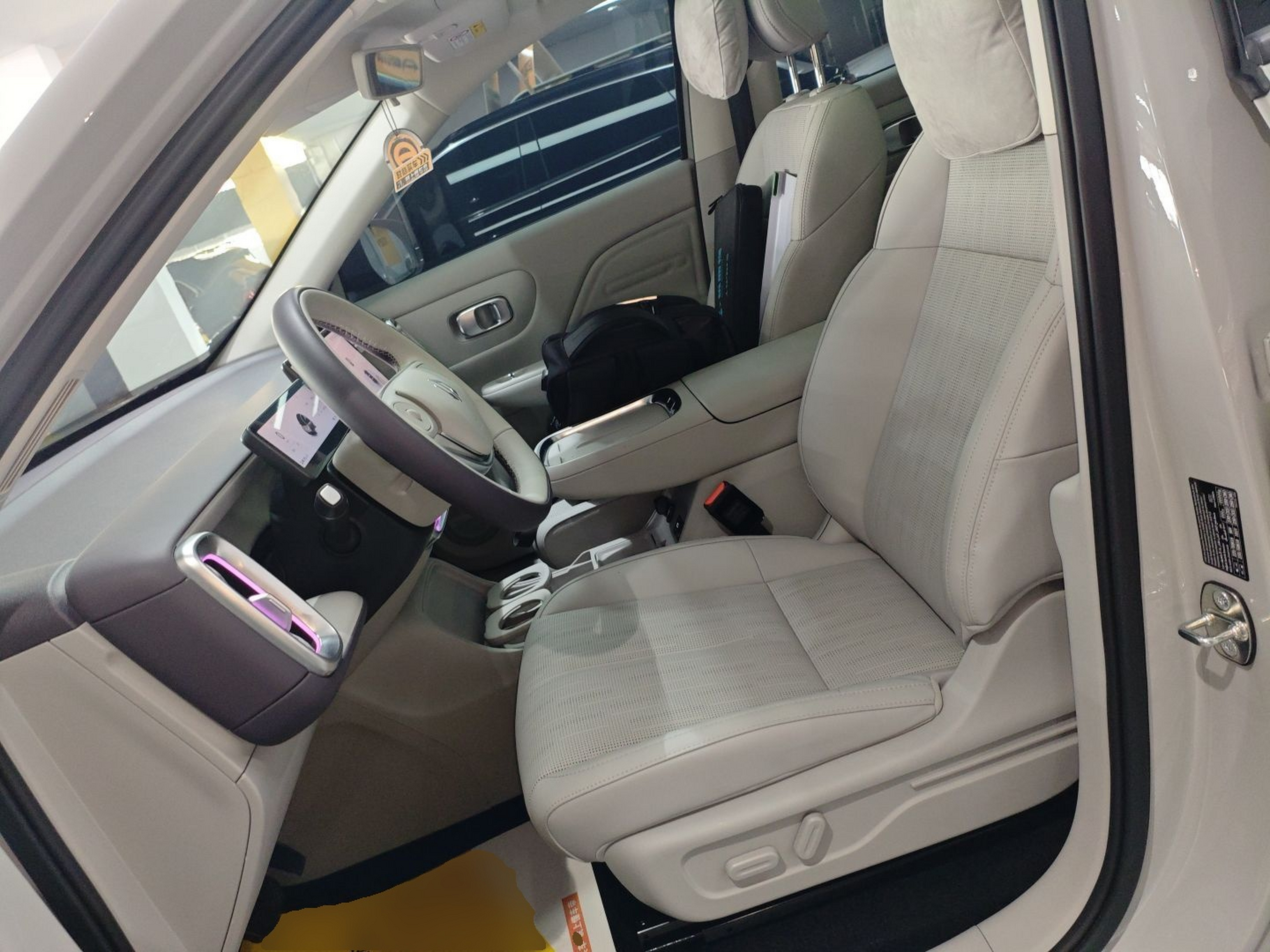 المقاعد الأمامية داخل السيارة