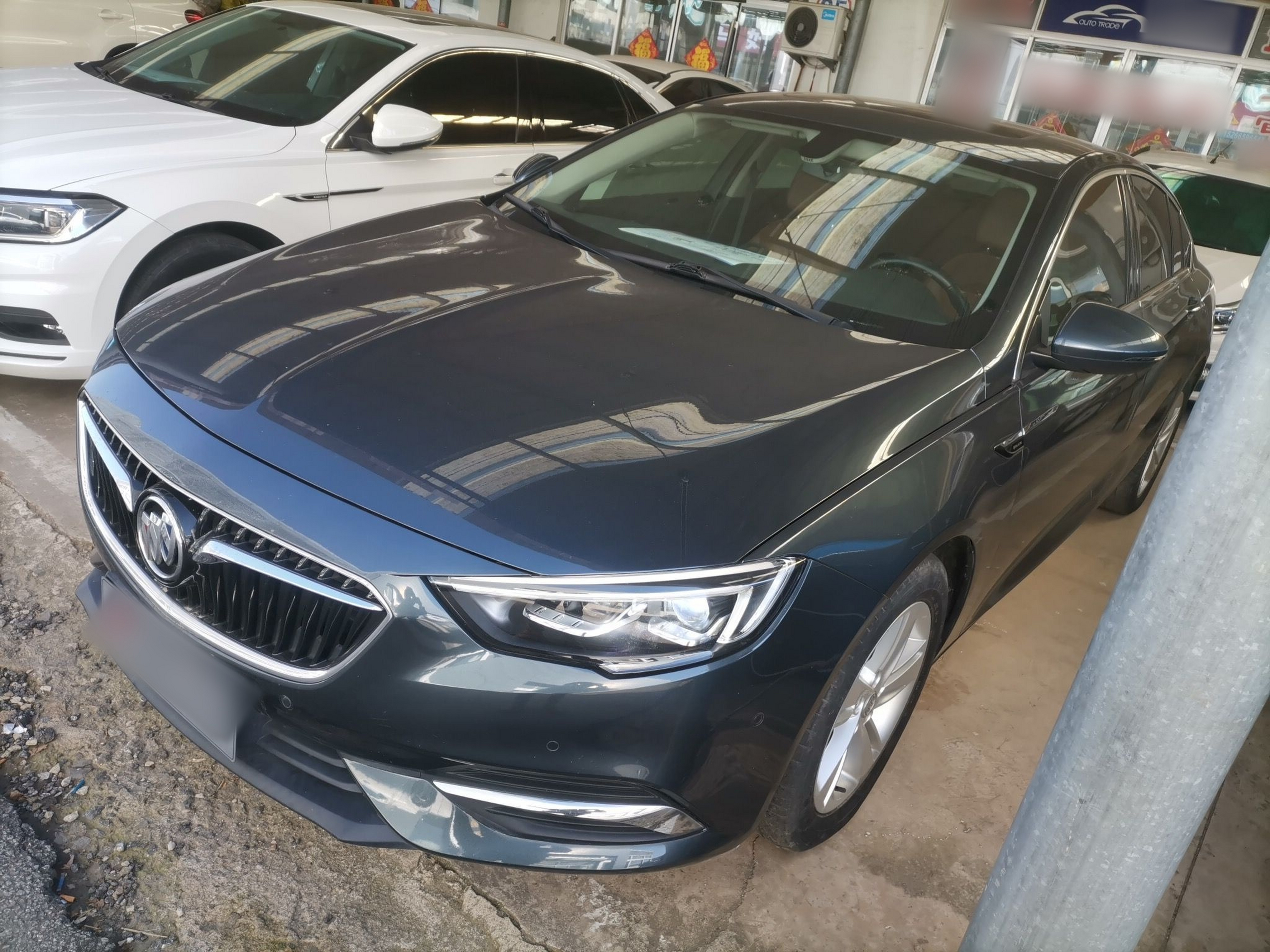 Под передней частью автомобиля