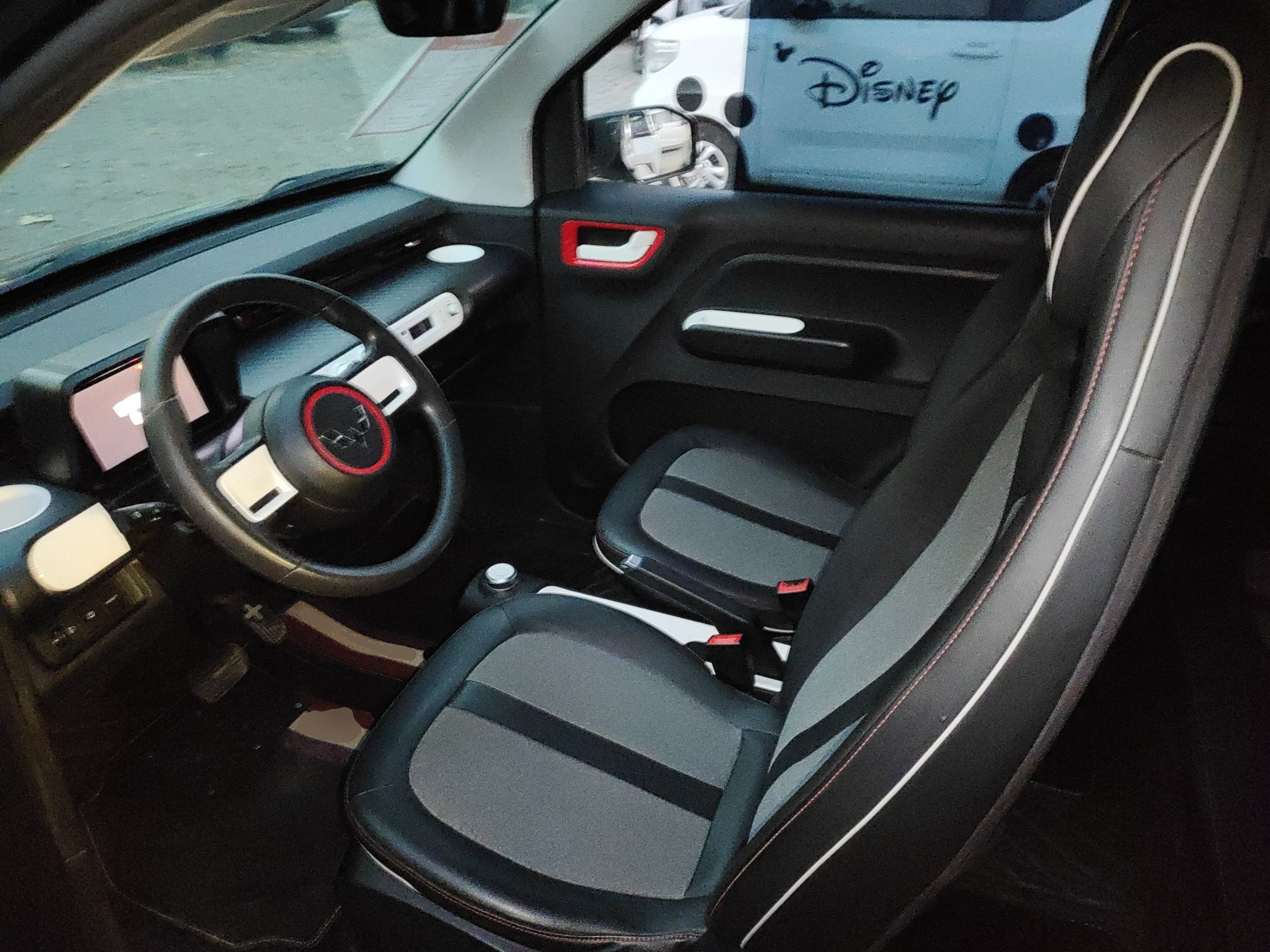 المقاعد الأمامية داخل السيارة