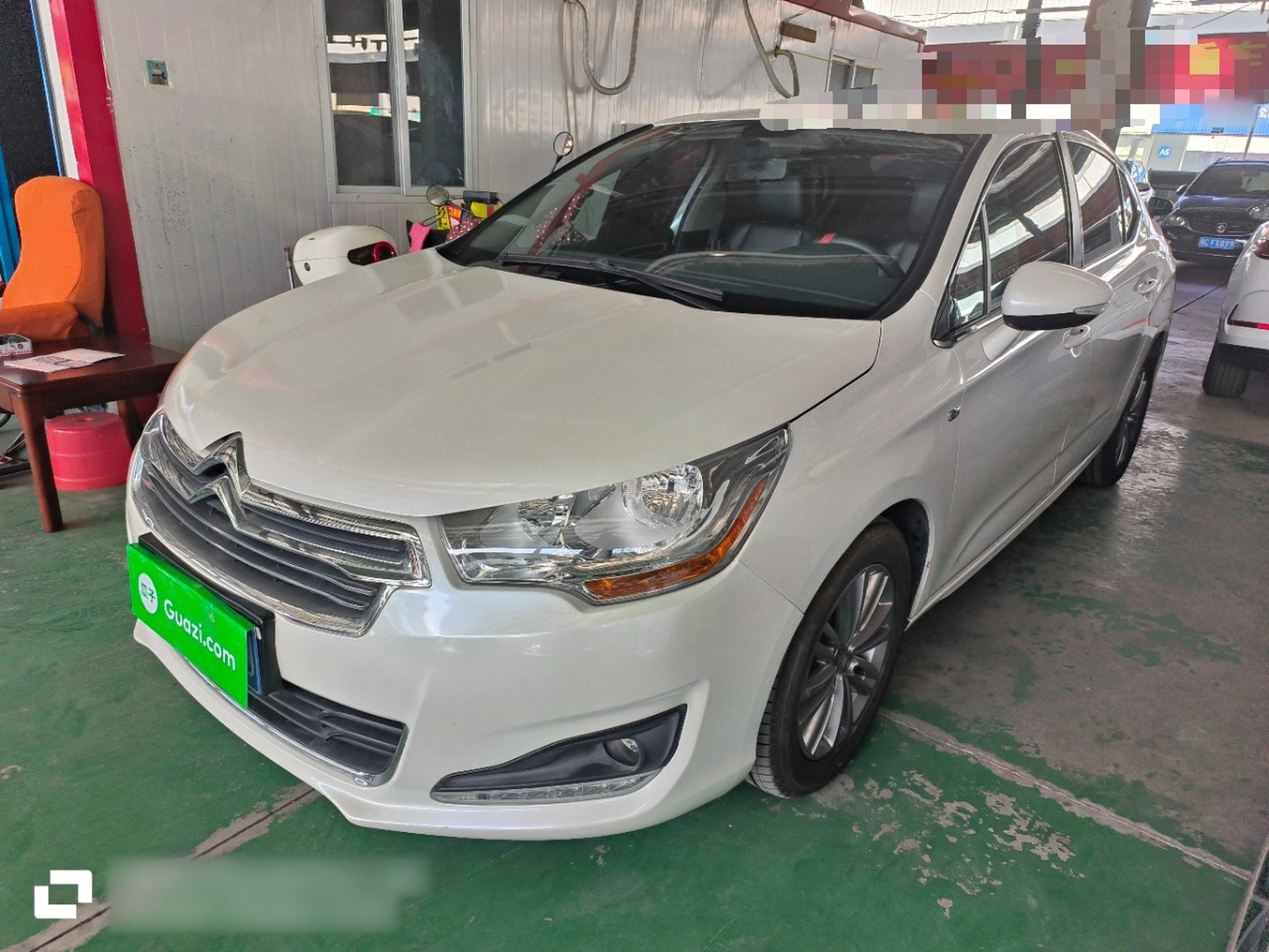 تحت مقدمة السيارة