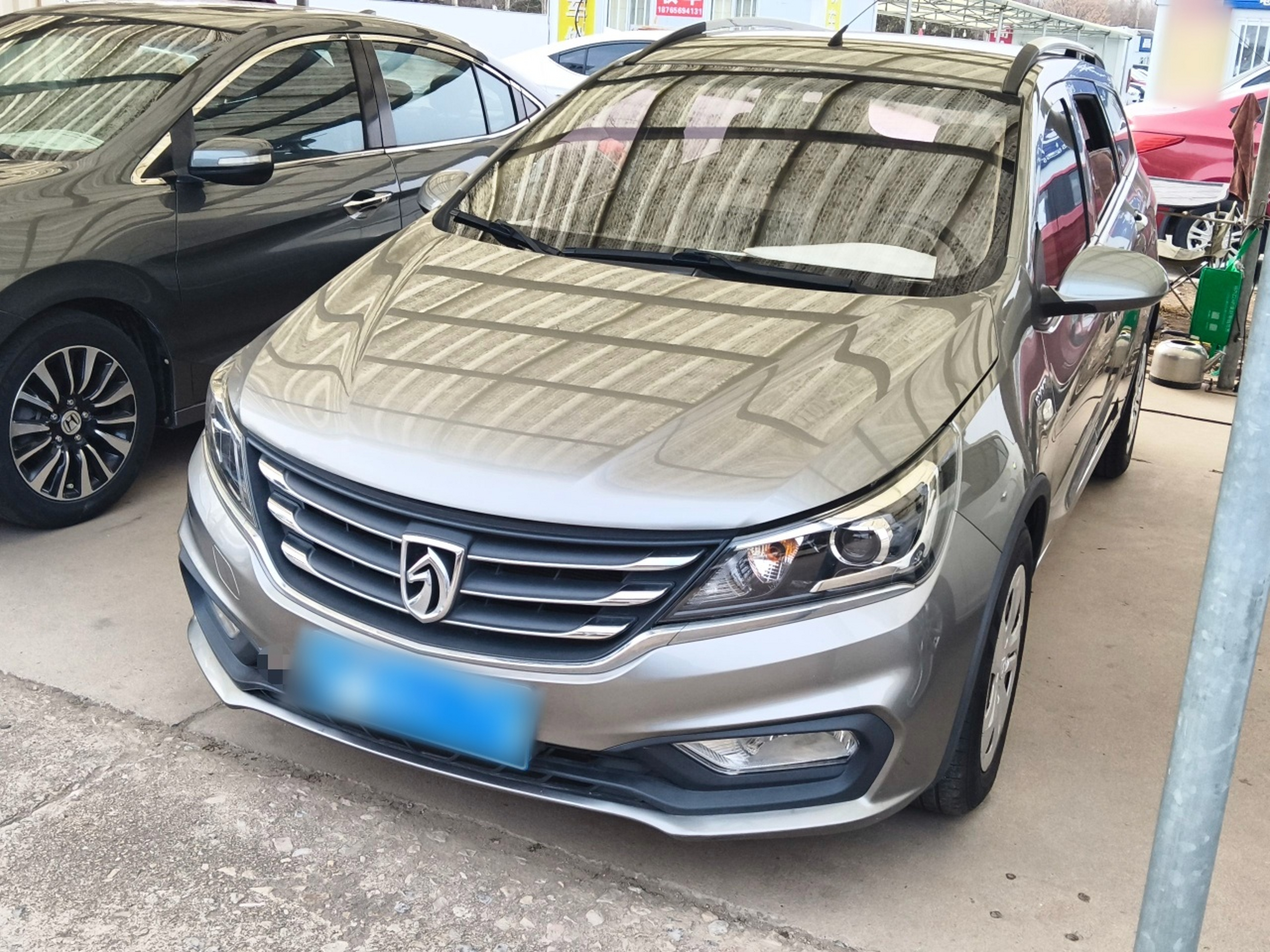 Под передней частью автомобиля