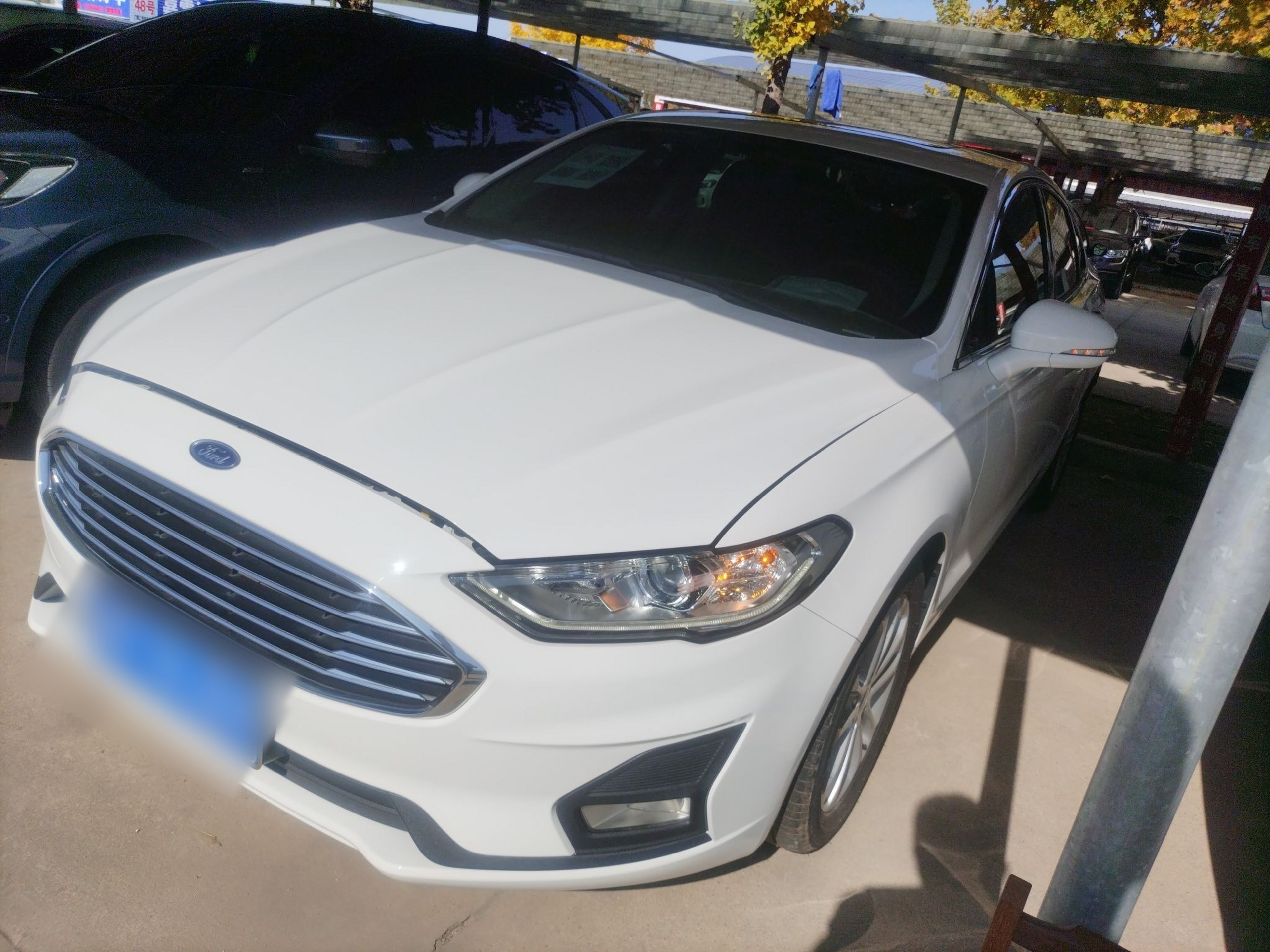 Под передней частью автомобиля