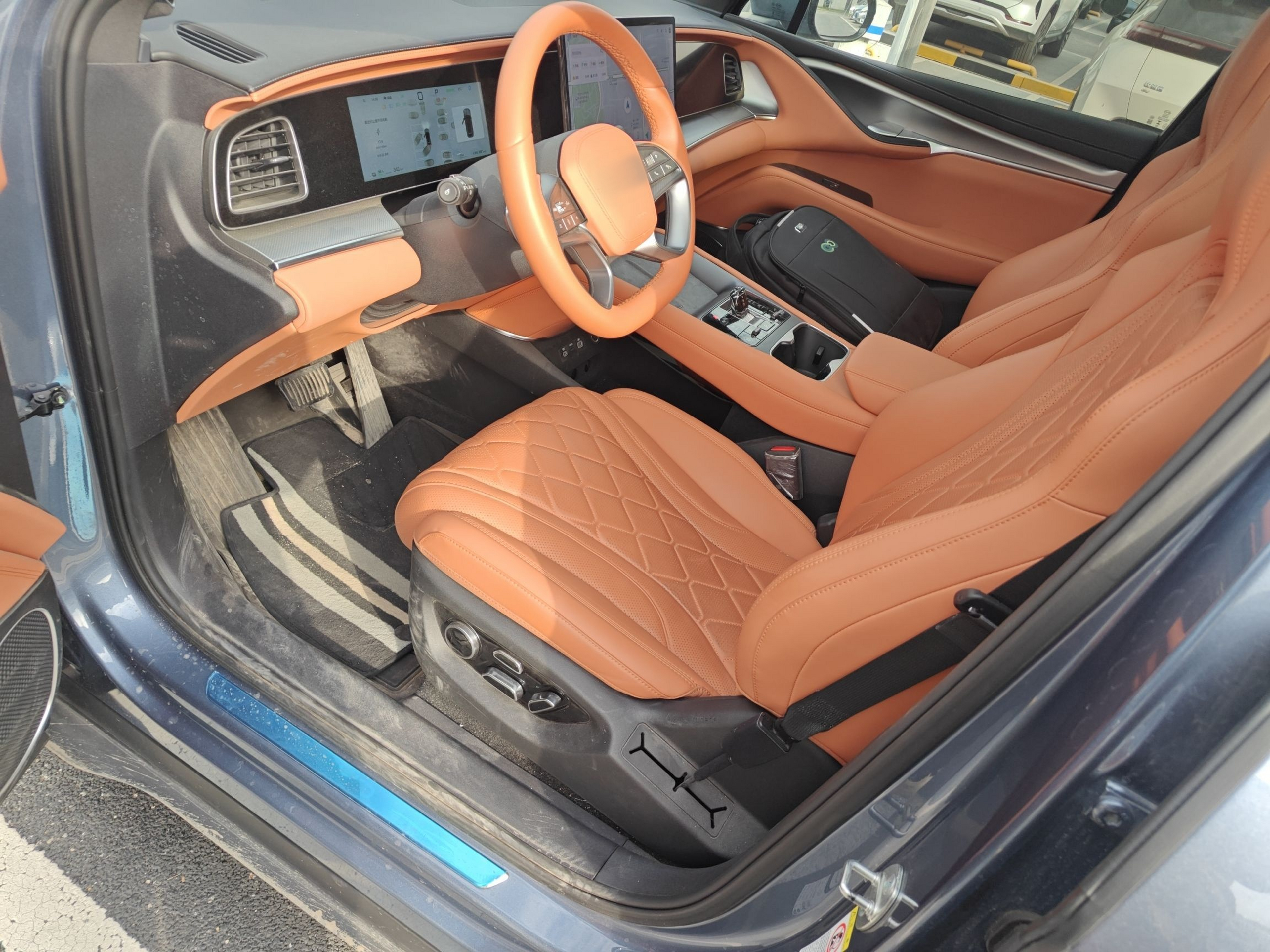 Переднее сиденье в автомобиле