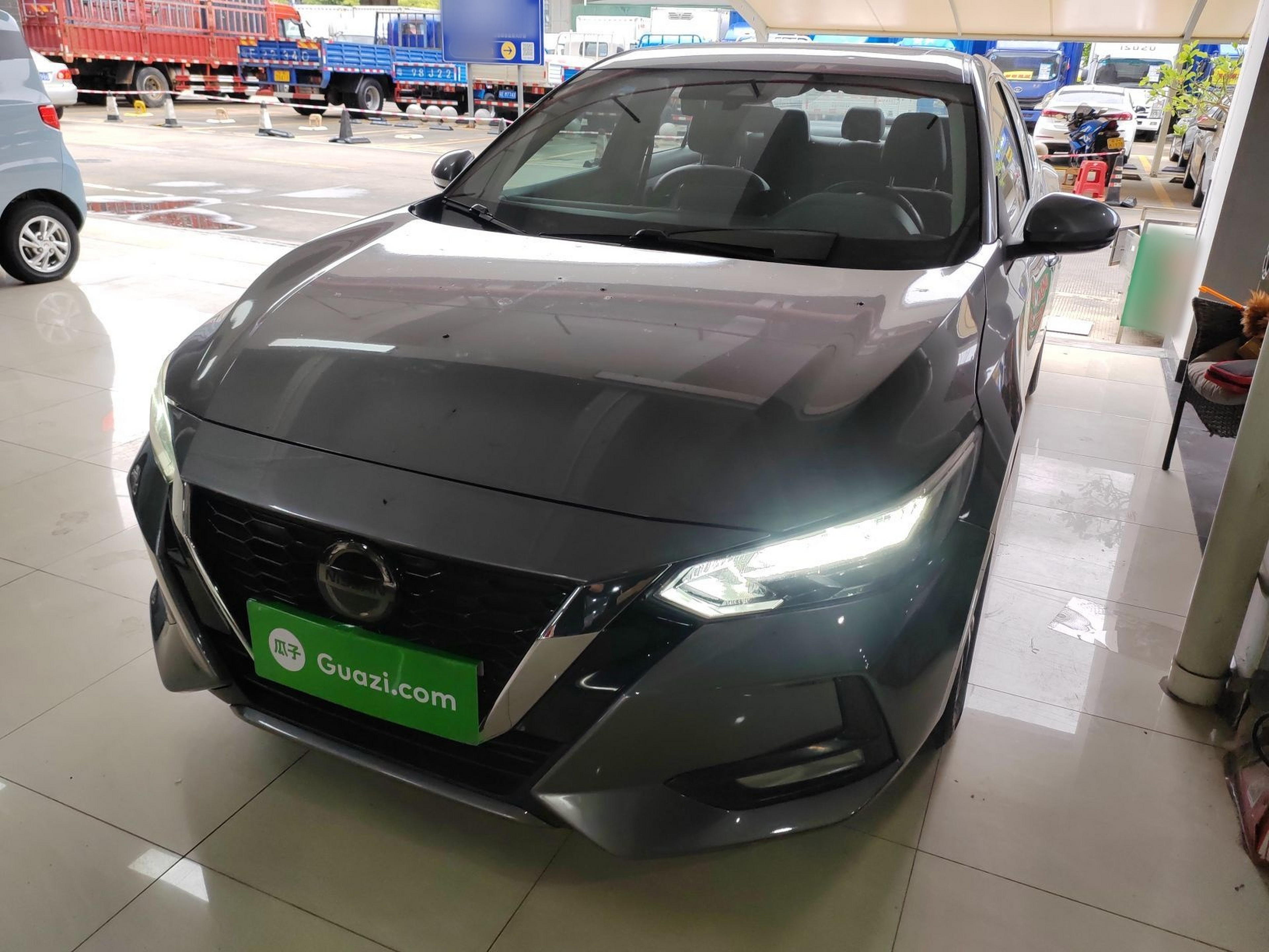 تحت مقدمة السيارة