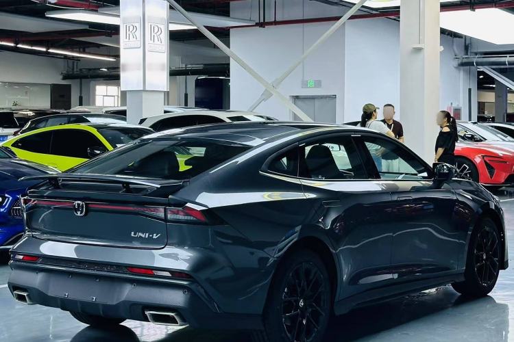 Used Changan UNI-V 2025 1.5T 500Bar Prestige Version
