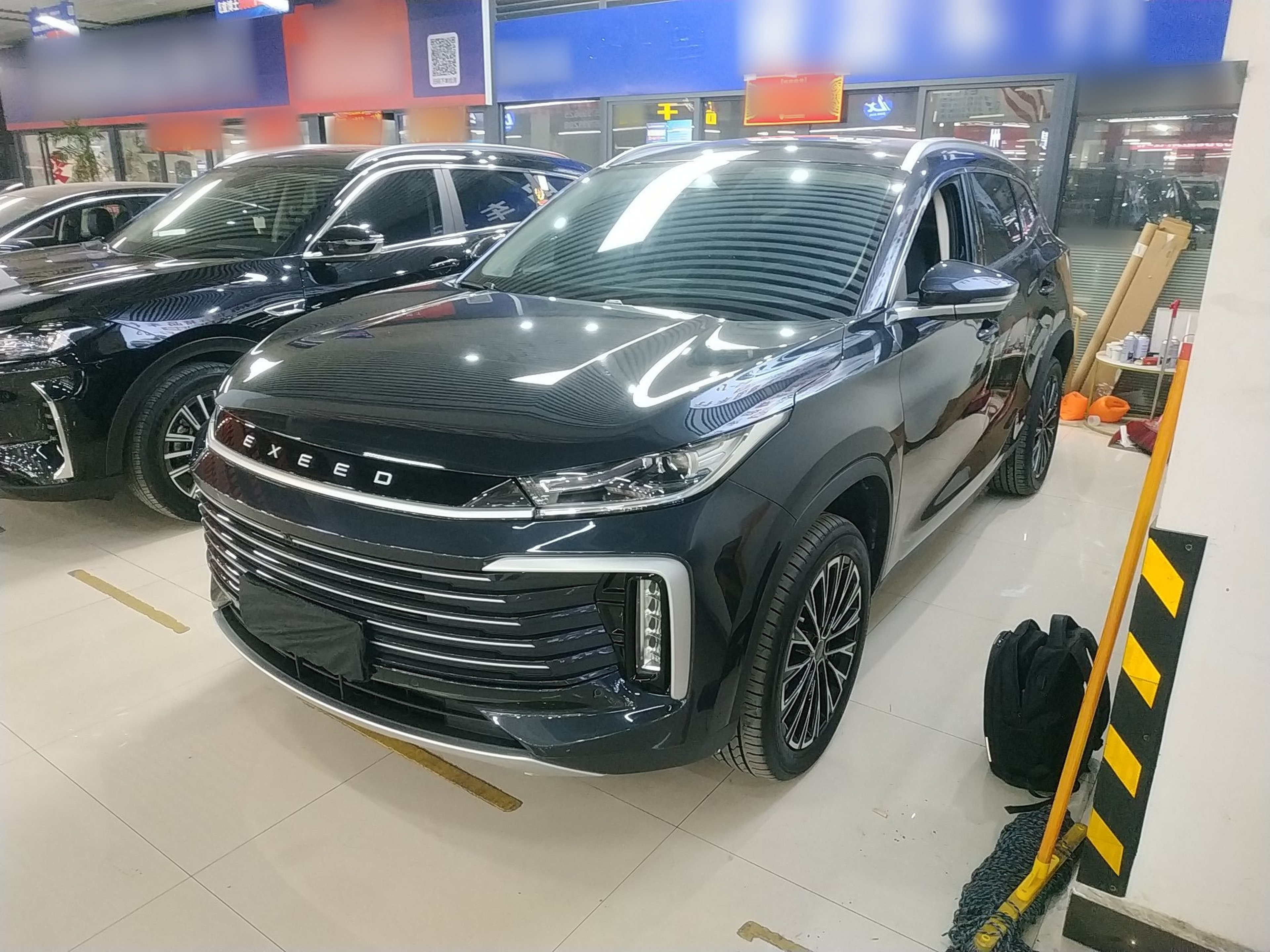 تحت مقدمة السيارة