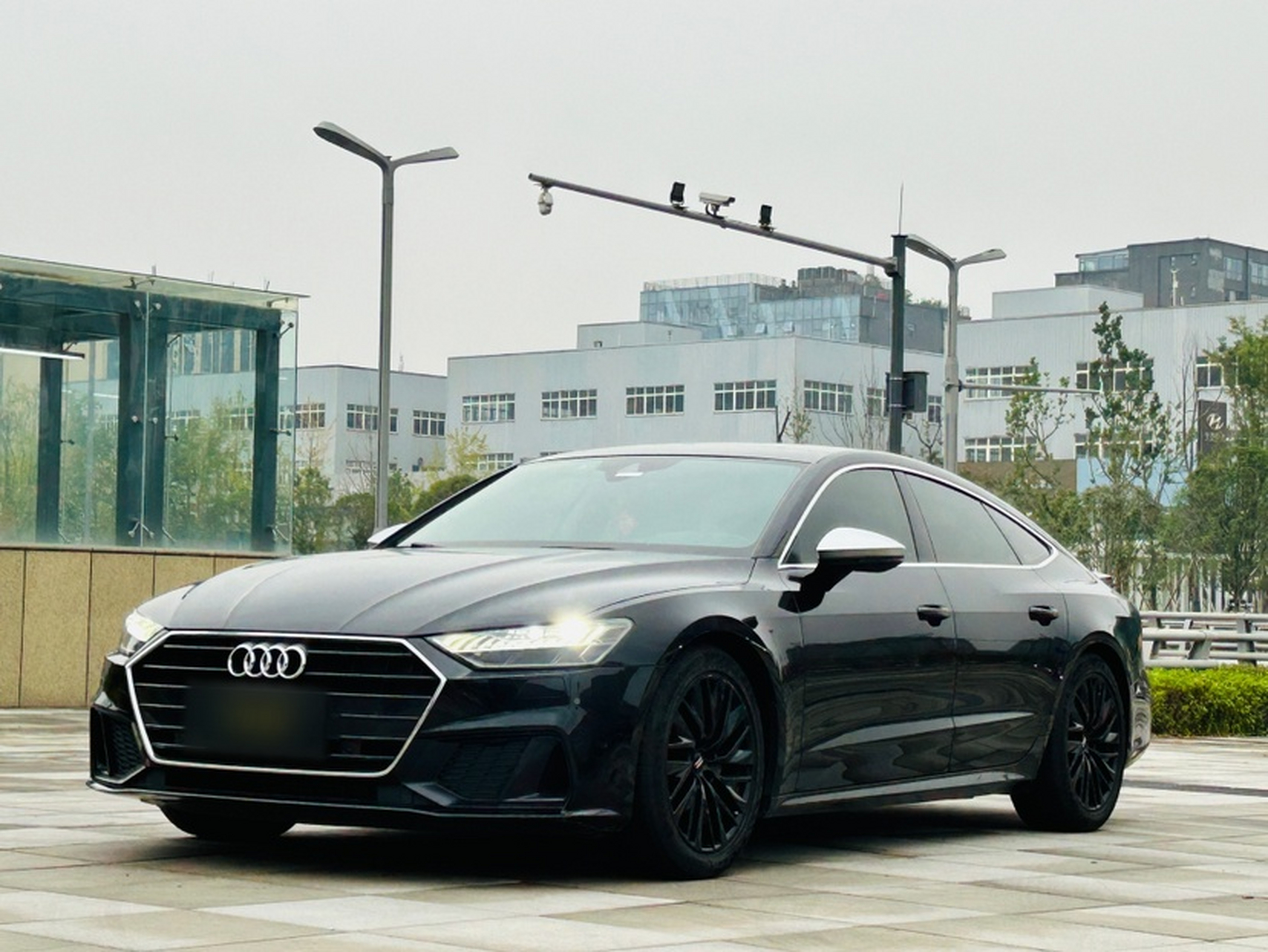 Под передней частью автомобиля