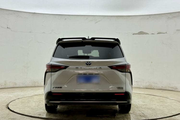 Used Toyota Sienna 2023 2.5L Hybrid Deluxe Edition