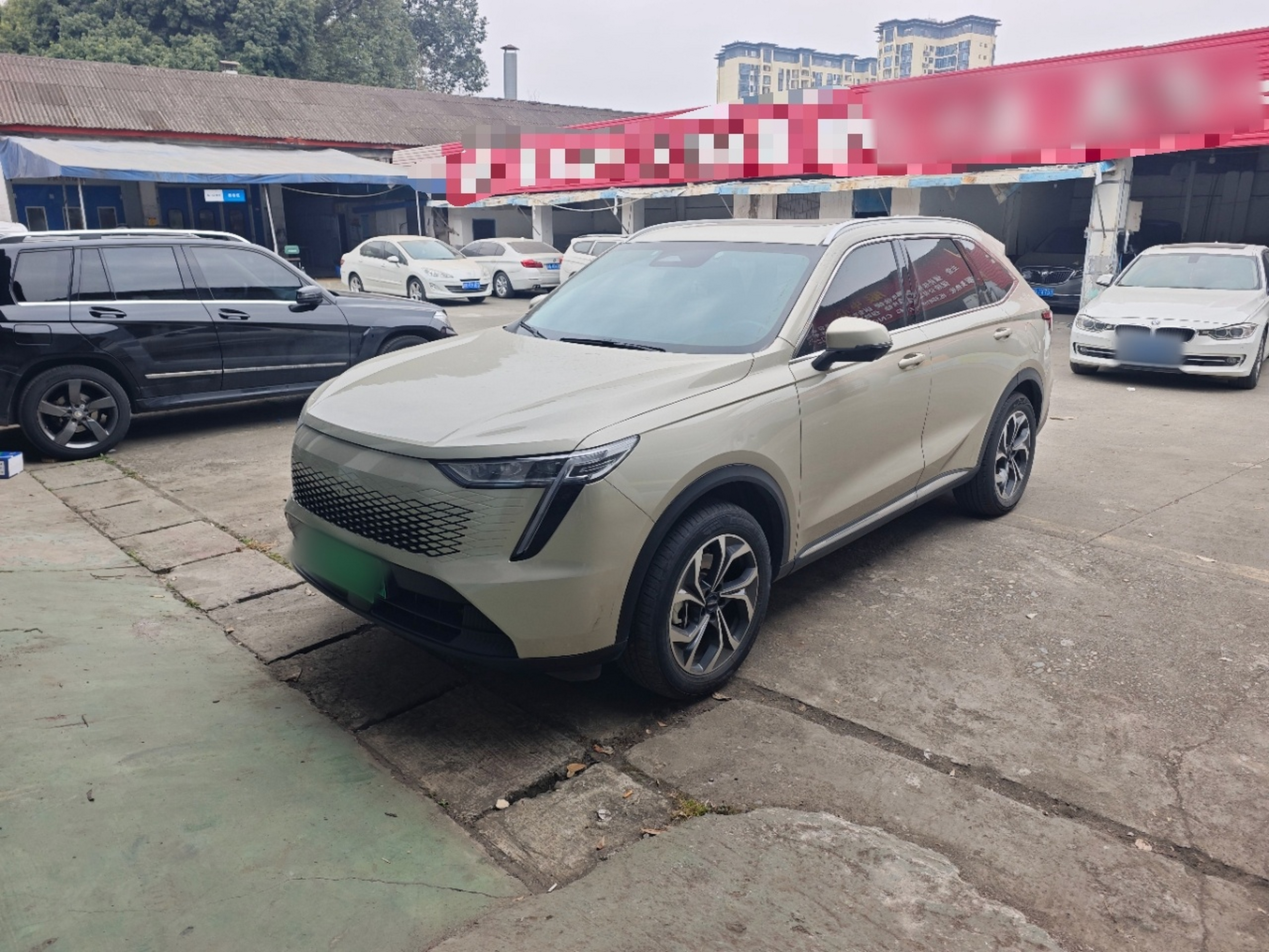 Под передней частью автомобиля