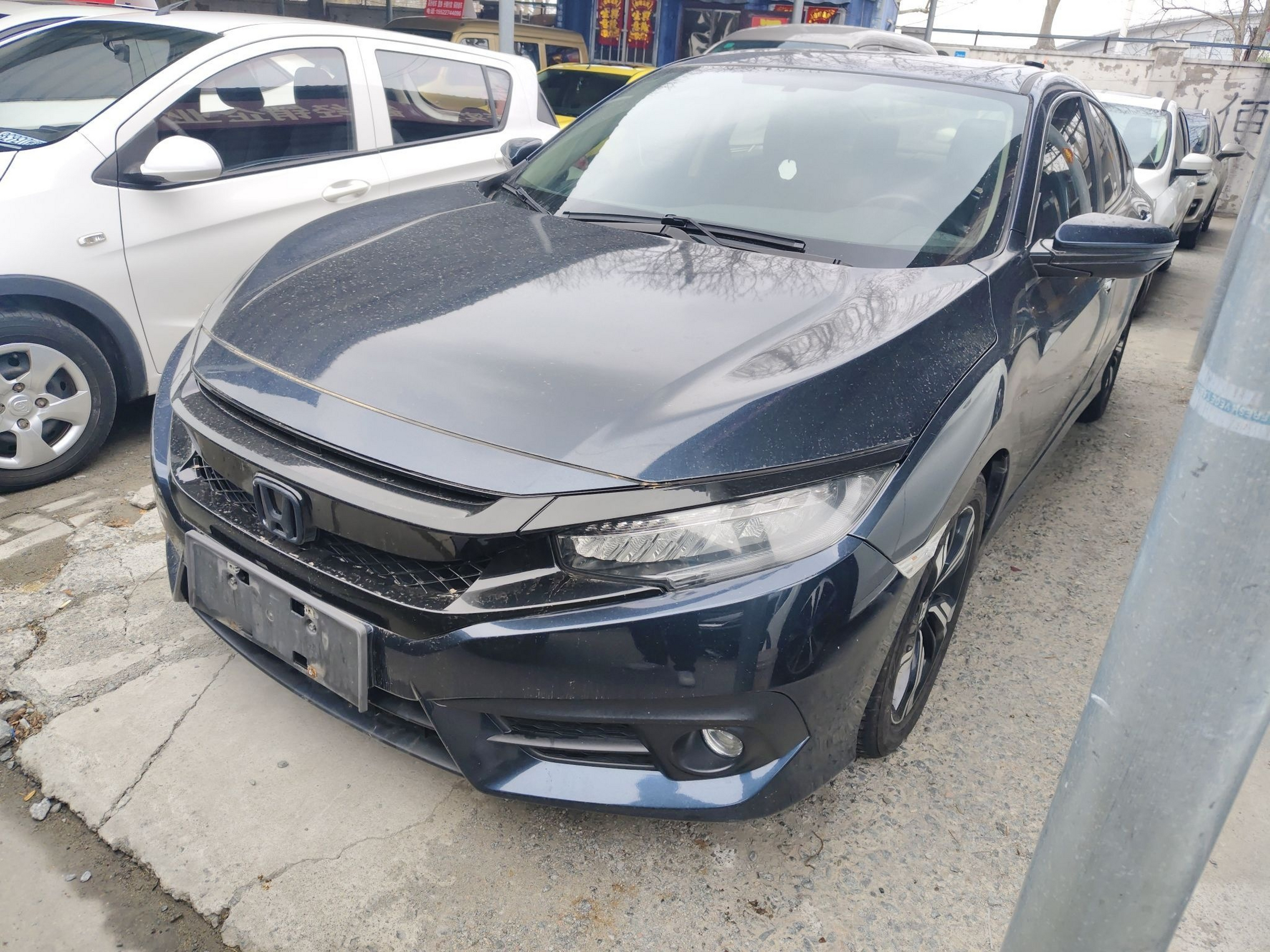 Под передней частью автомобиля