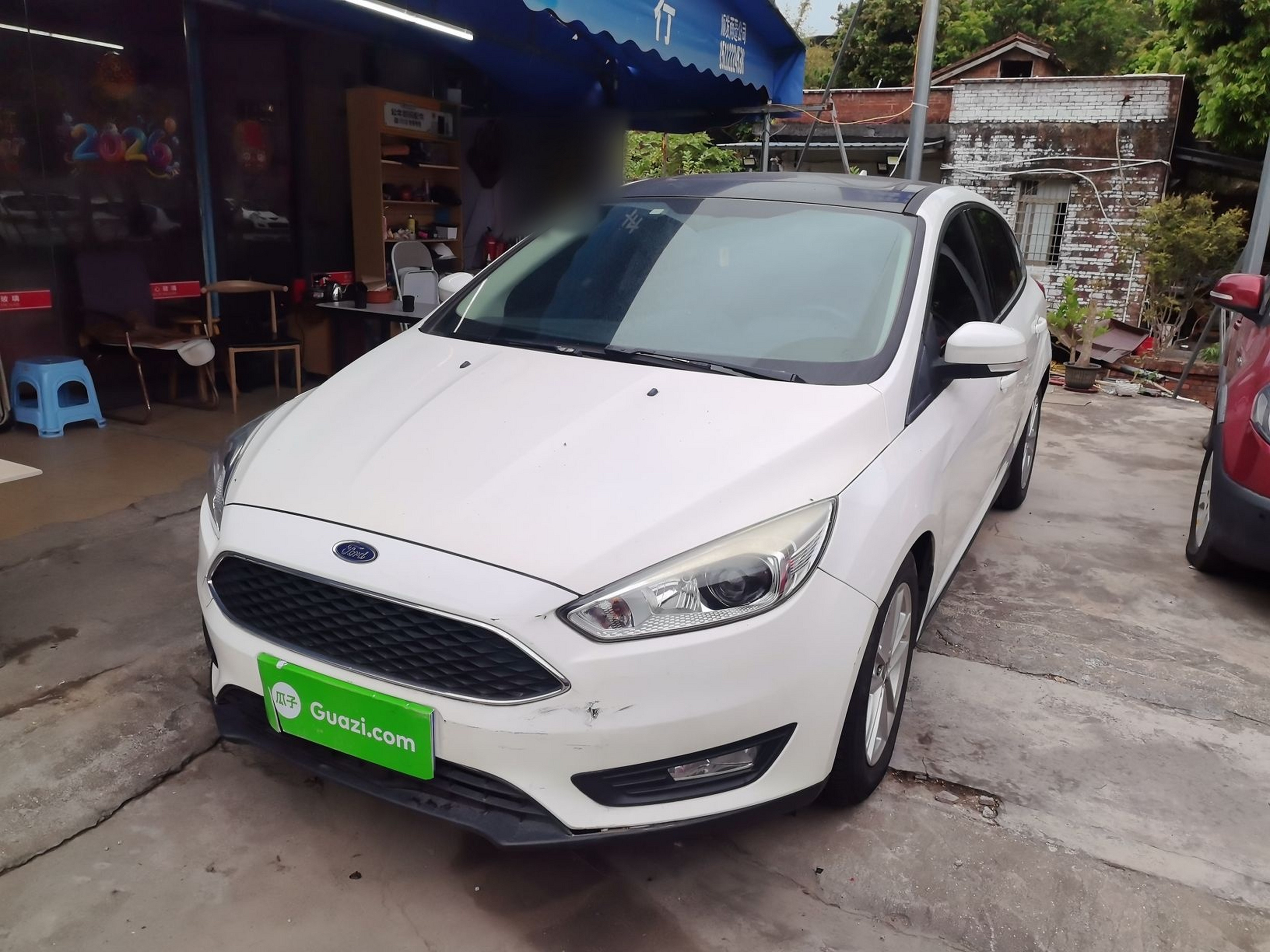 تحت مقدمة السيارة