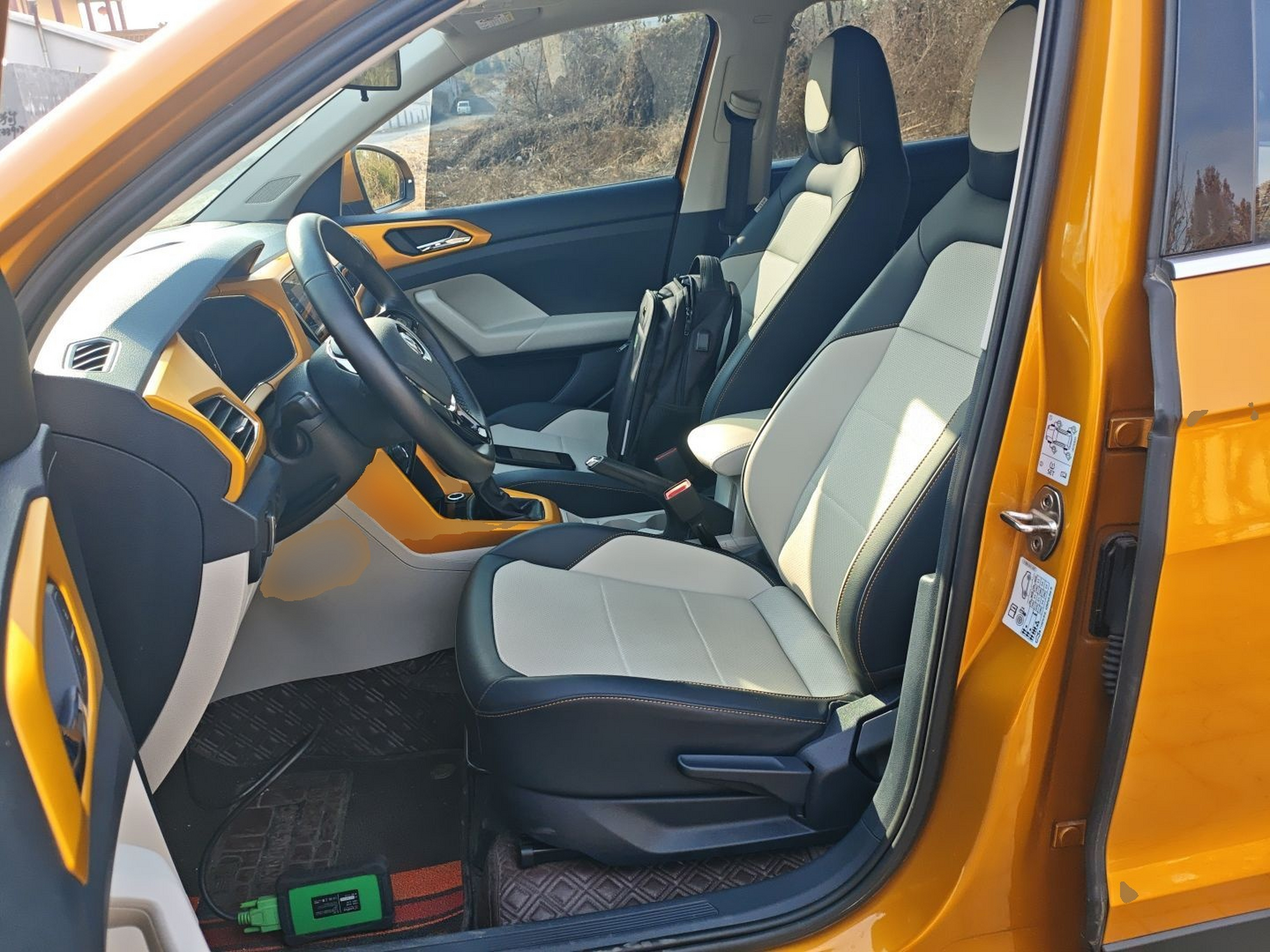 المقاعد الأمامية داخل السيارة