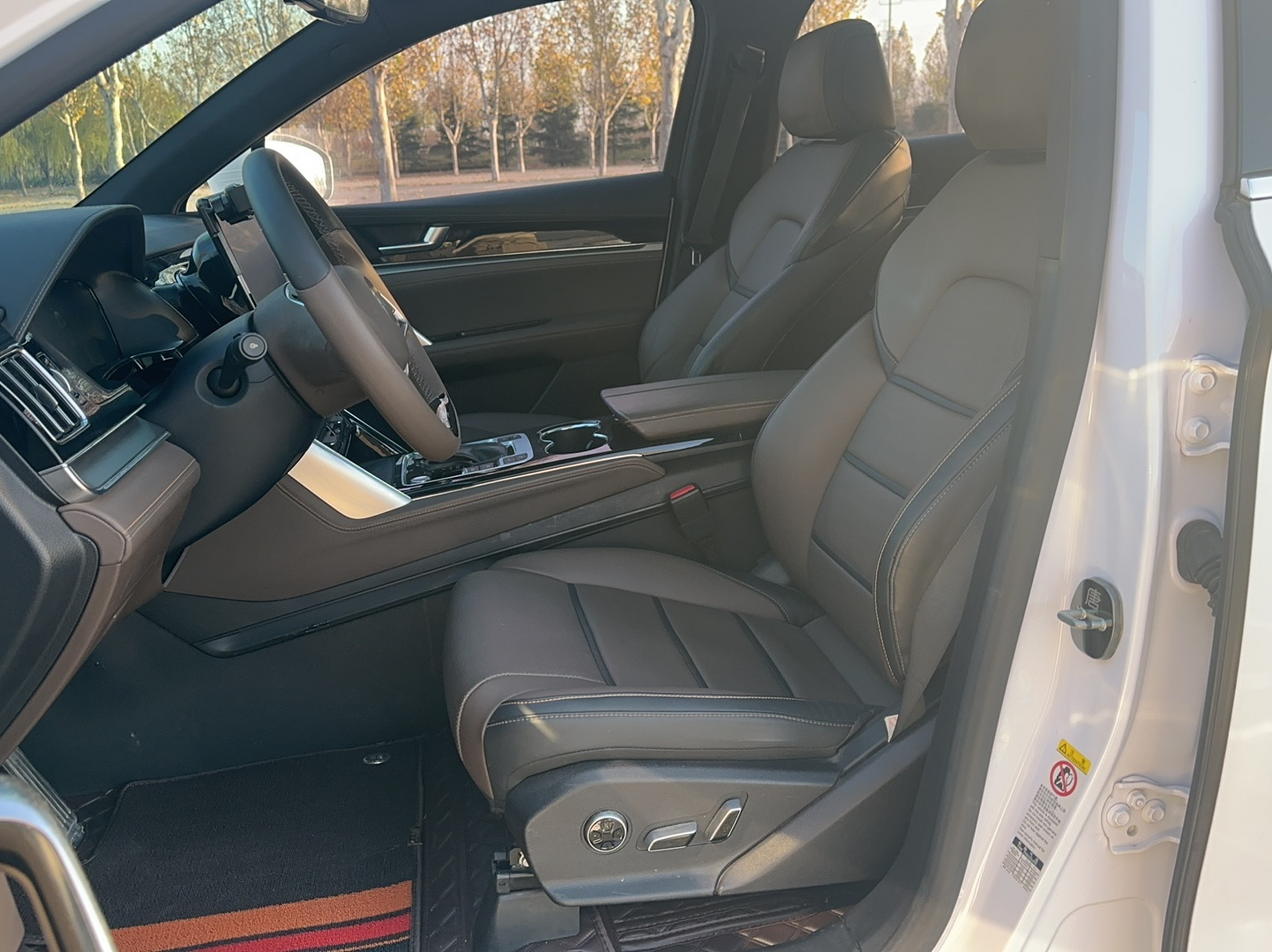 المقاعد الأمامية داخل السيارة