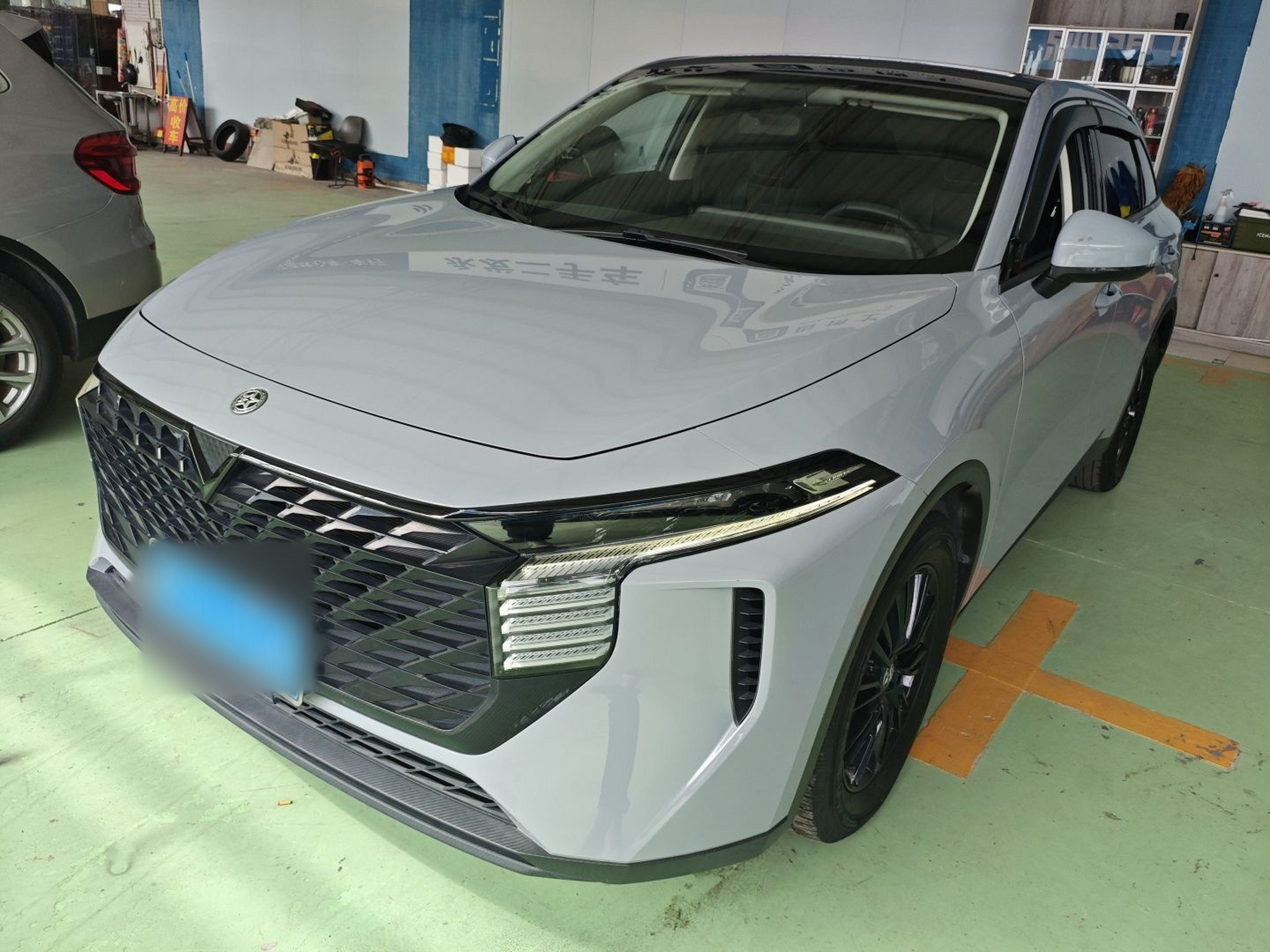 Под передней частью автомобиля