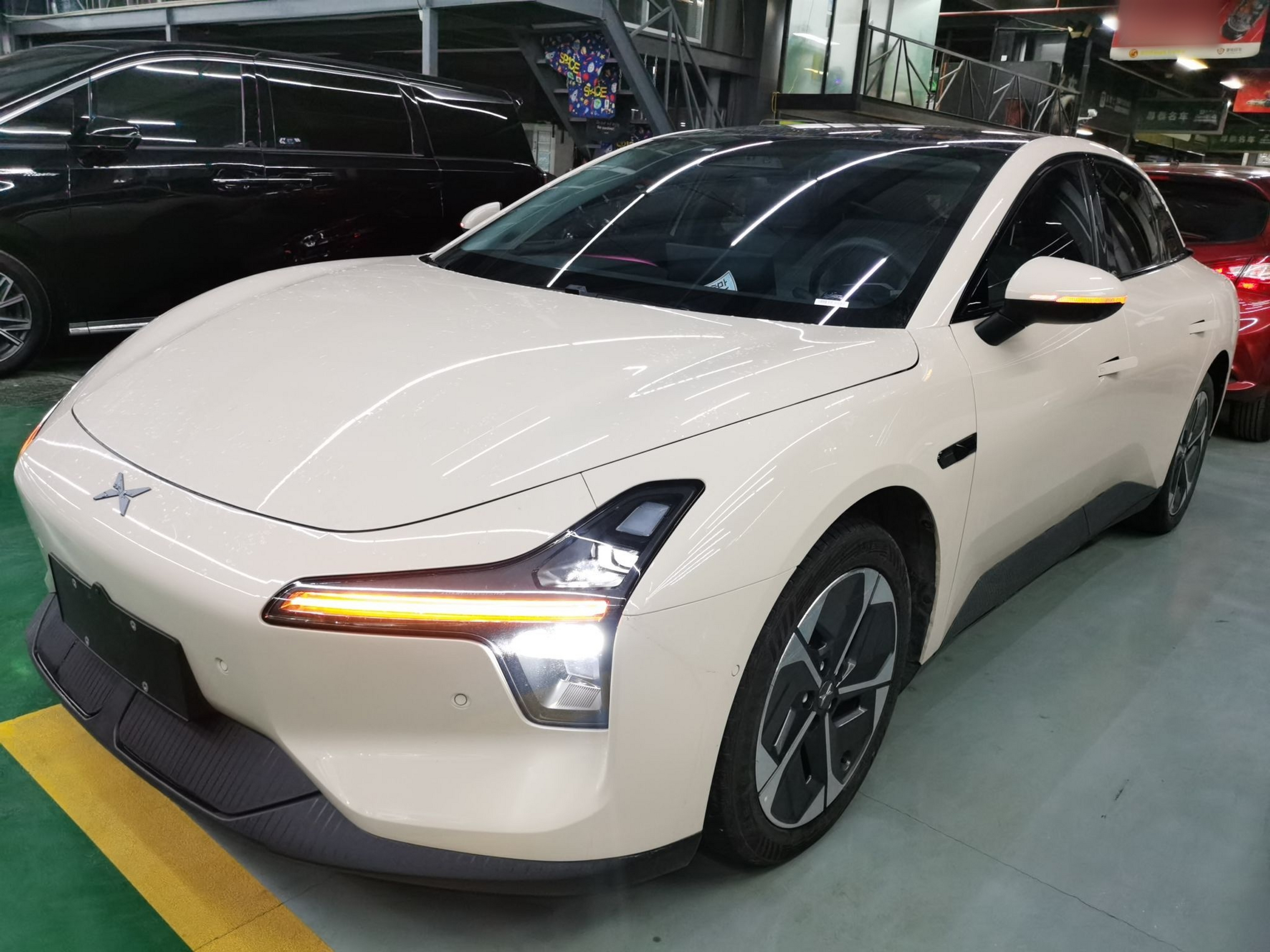 Под передней частью автомобиля