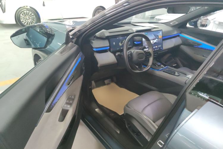 Used Lynk & Co 08 EM-P 2025 220 km All-Wheel-Drive Performance Halo
