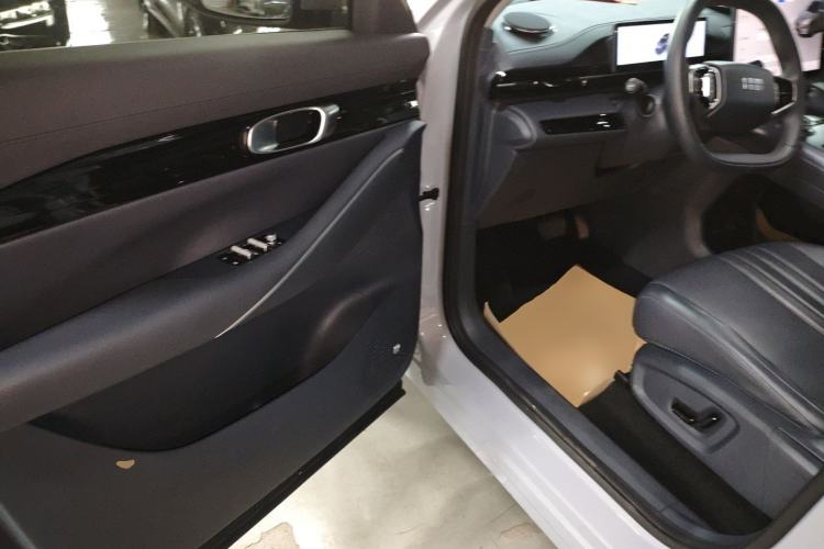 Used  E5 2024 440km Launch Edition
