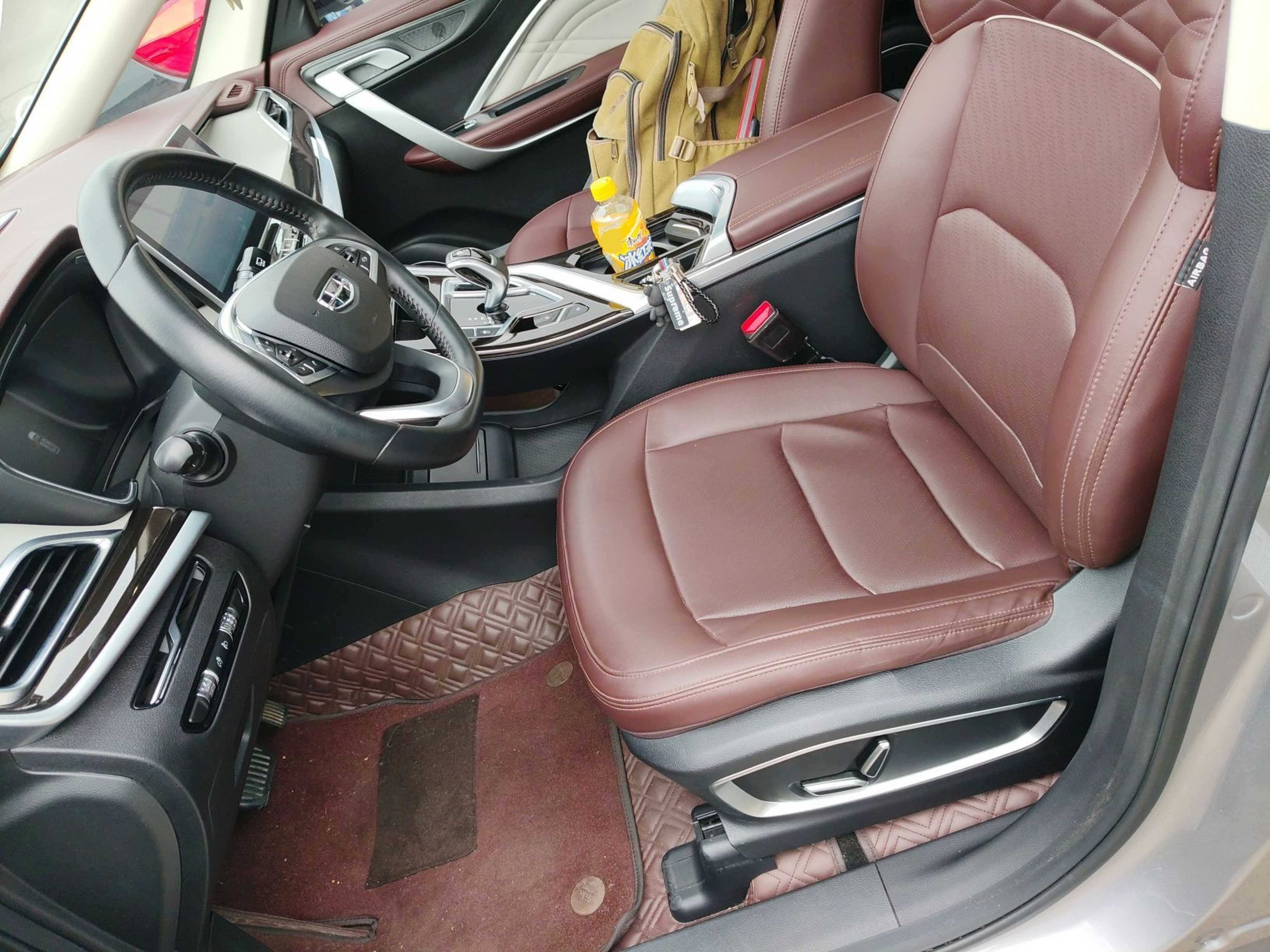 المقاعد الأمامية داخل السيارة