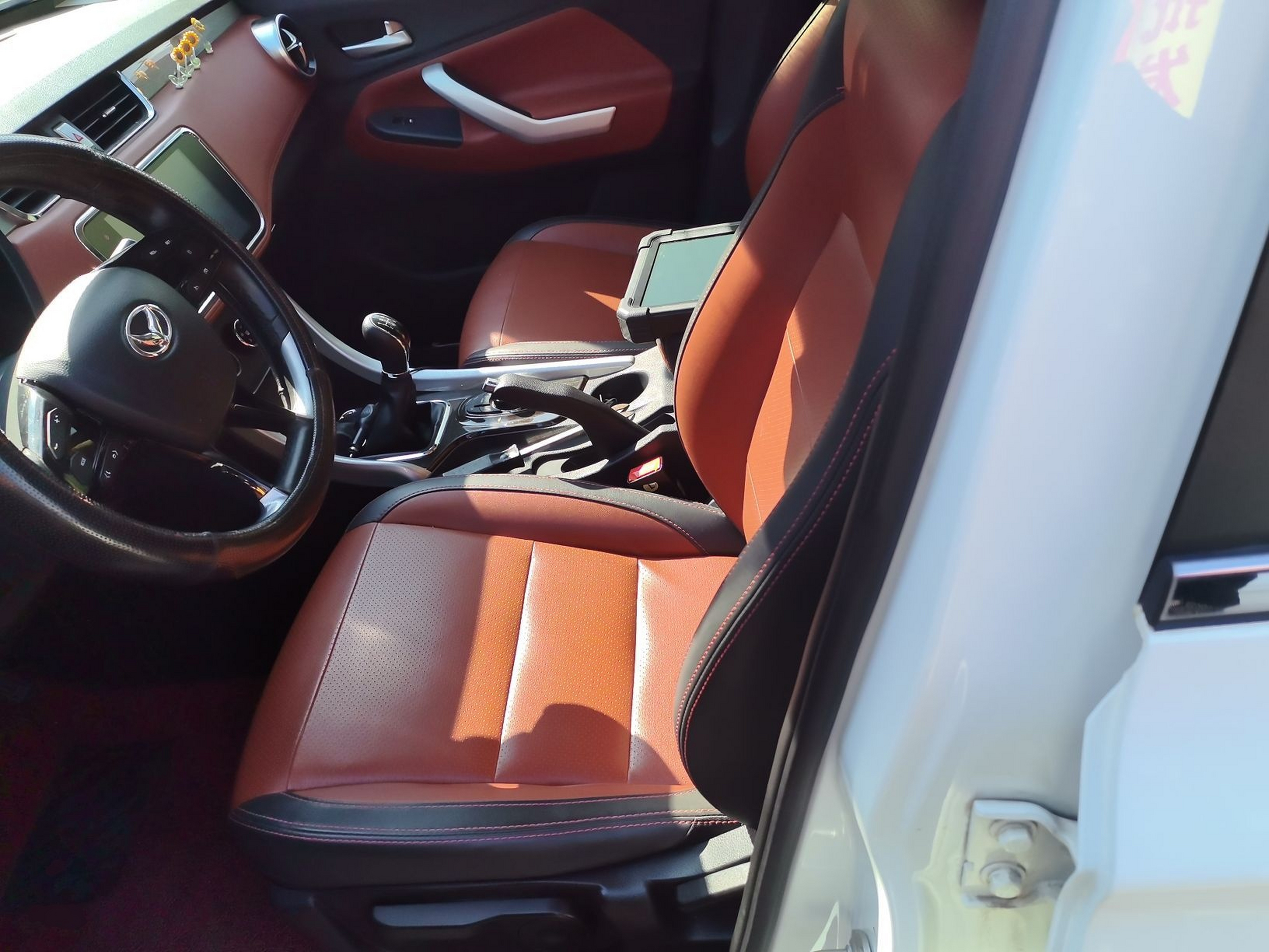 المقاعد الأمامية داخل السيارة