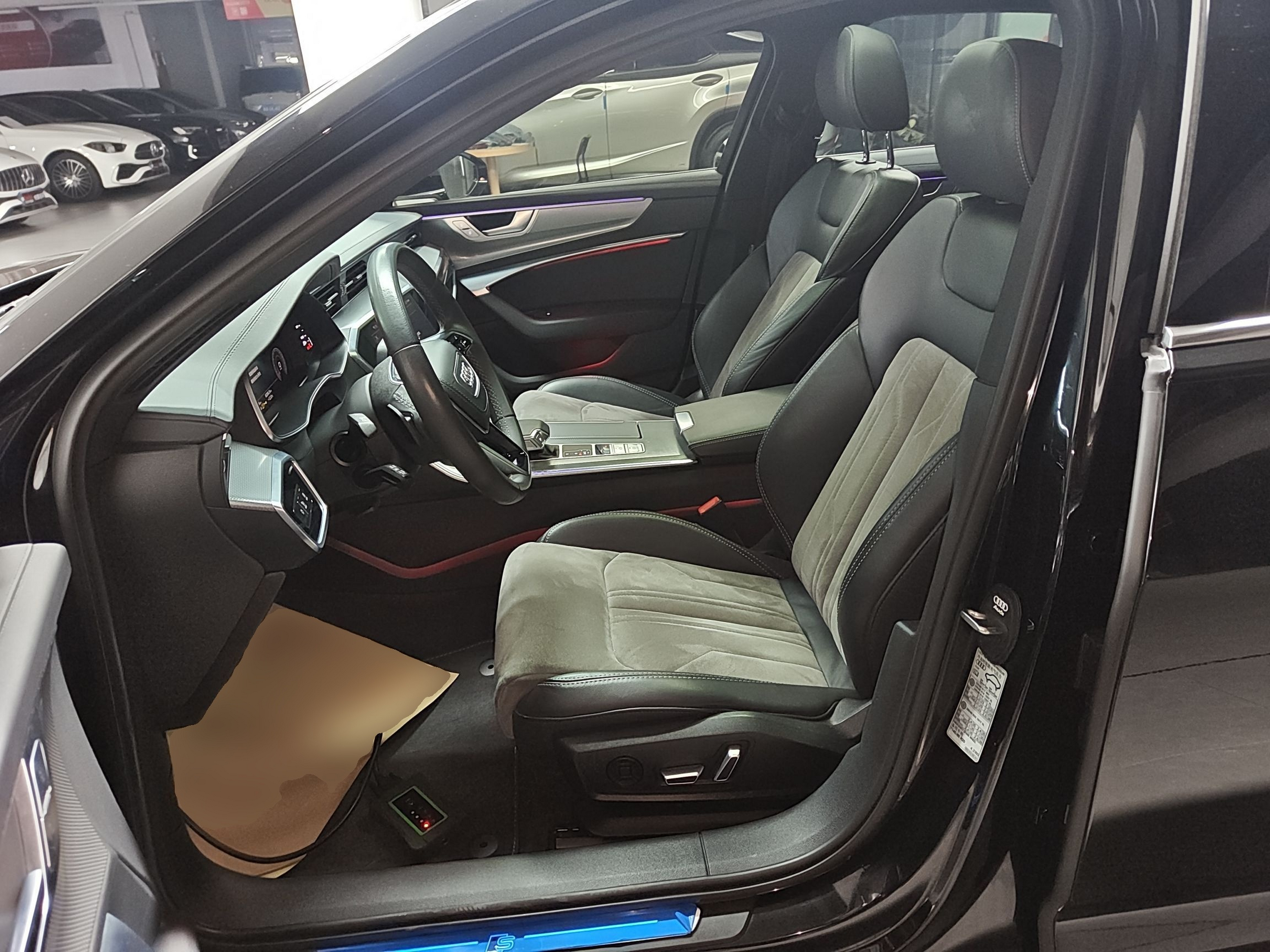 المقاعد الأمامية داخل السيارة