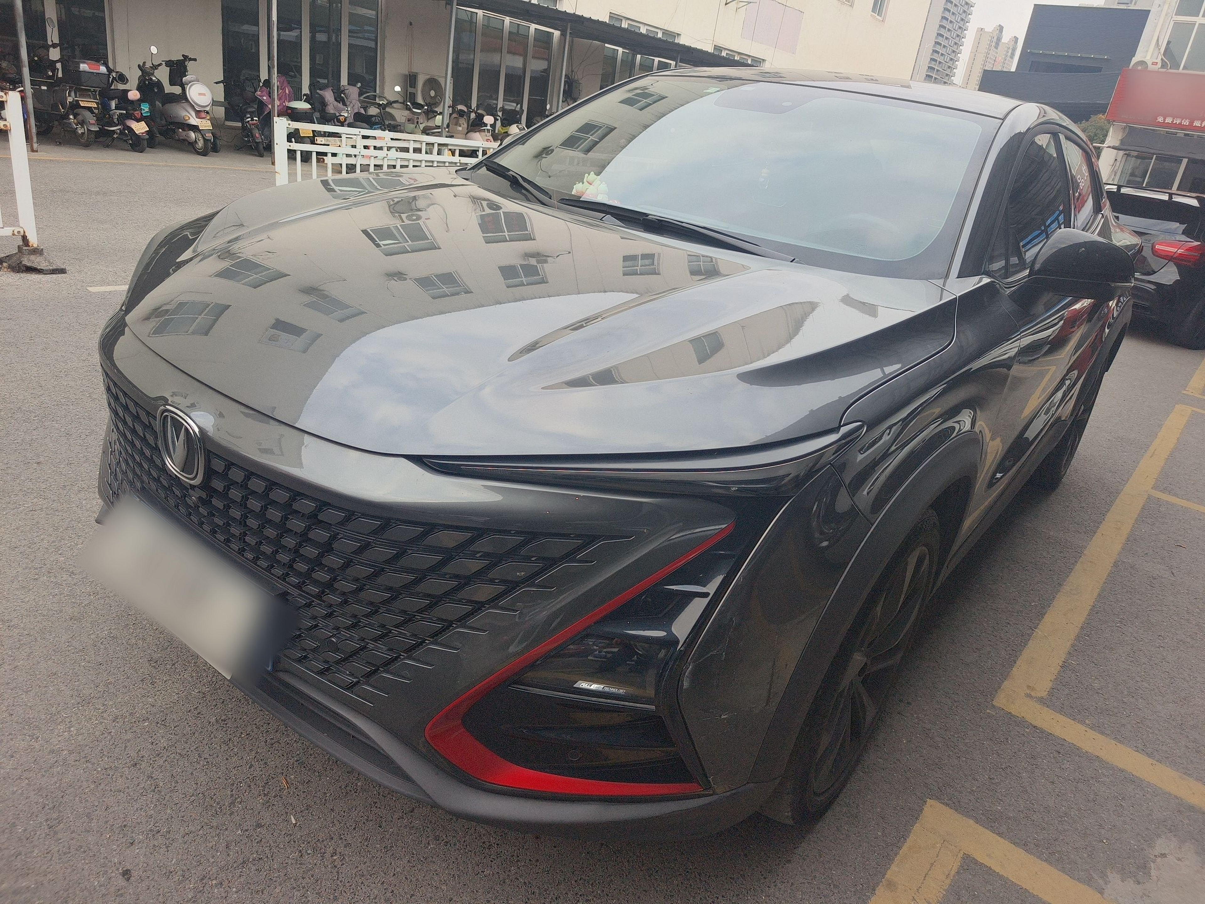 تحت مقدمة السيارة