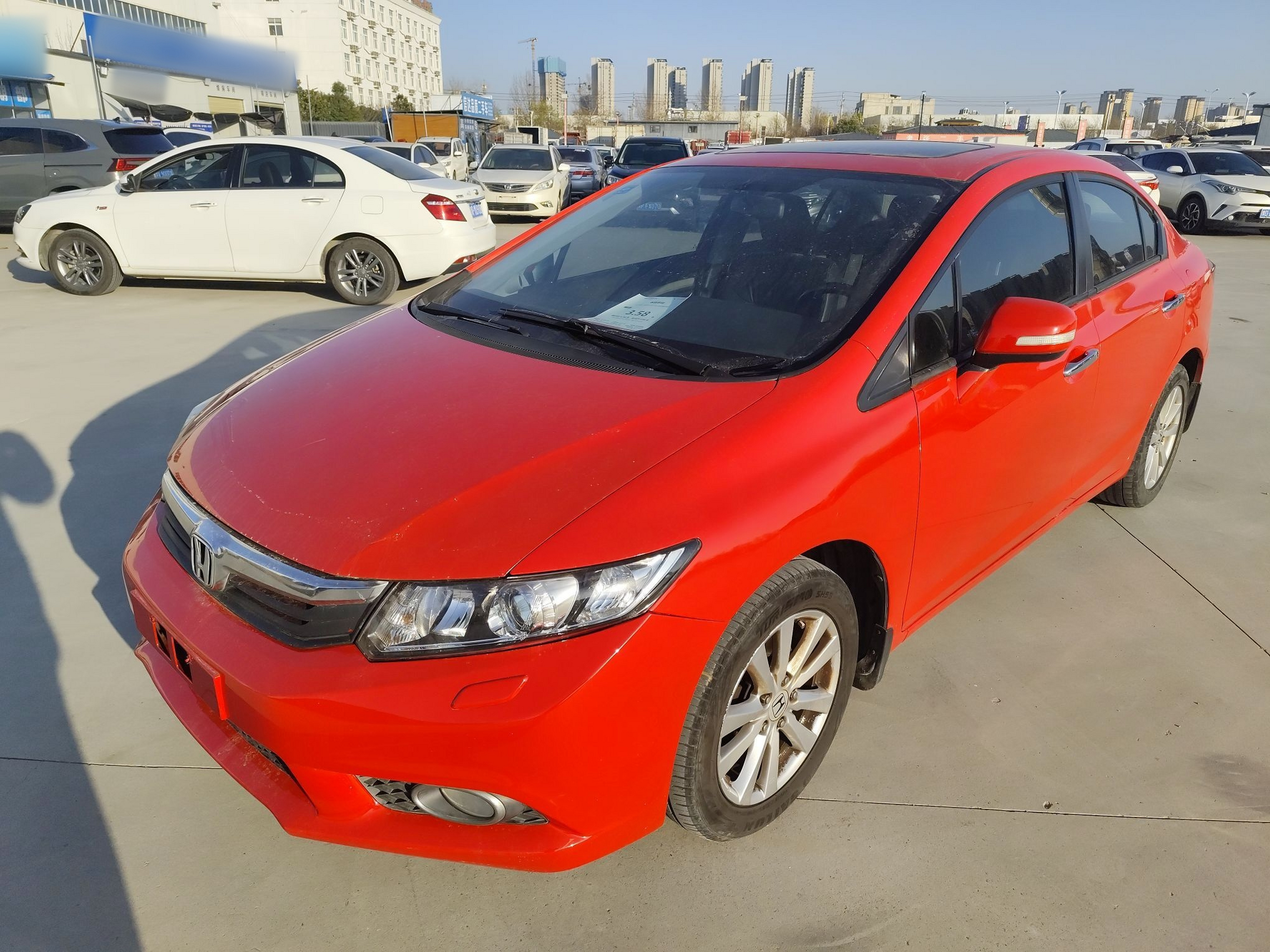 تحت مقدمة السيارة