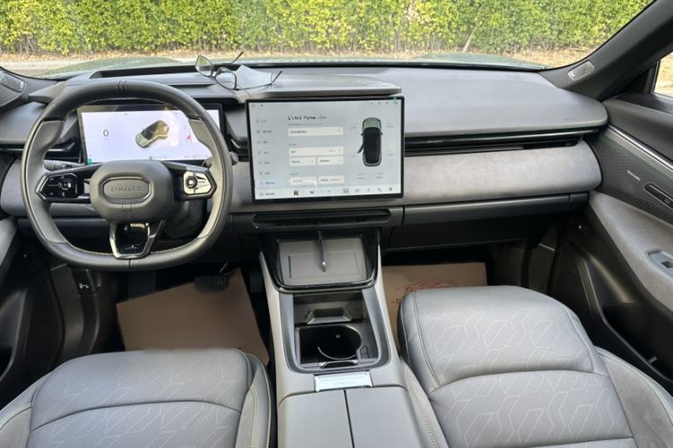 Used Lynk & Co 08 EM-P 2025 220 km All-Wheel-Drive Performance Halo
