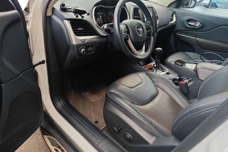 Used  Cherokee 2016 2.4L Leading Edition
