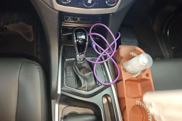 Used JMC Yusheng S350 2014 2.4T Automatic 2WD Diesel Luxury Version with Sunroof 7 Seats
