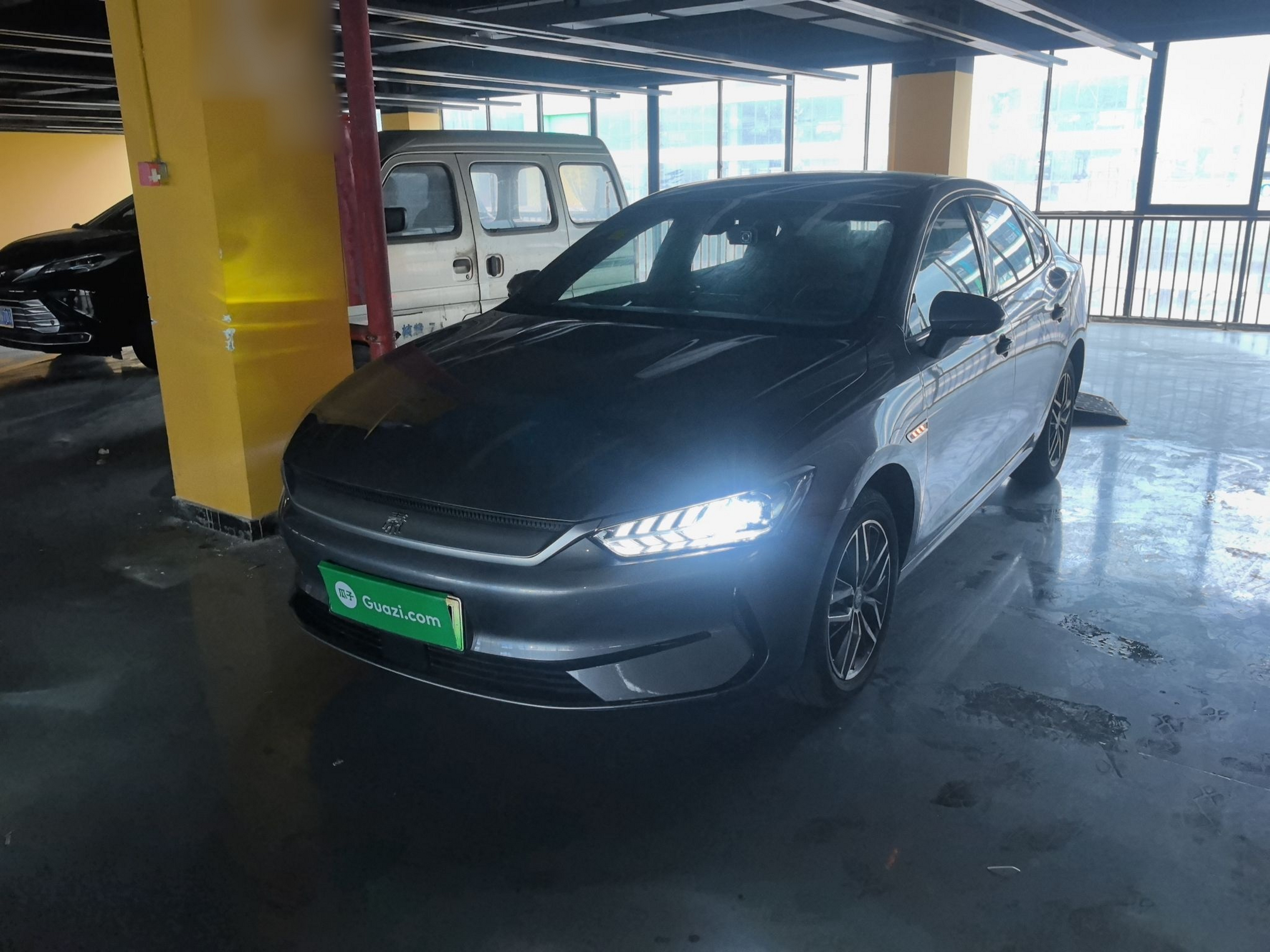 Под передней частью автомобиля