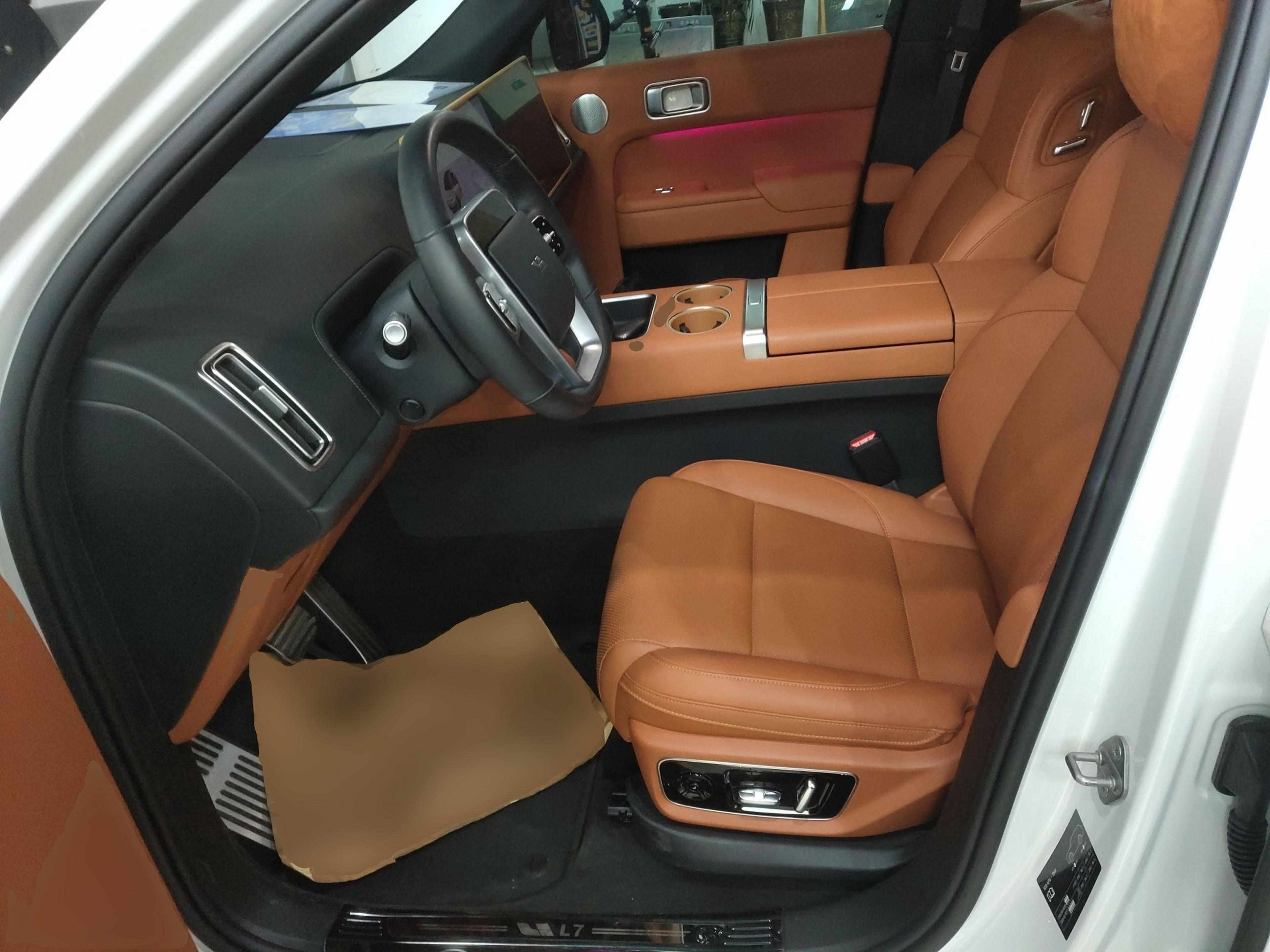 المقاعد الأمامية داخل السيارة