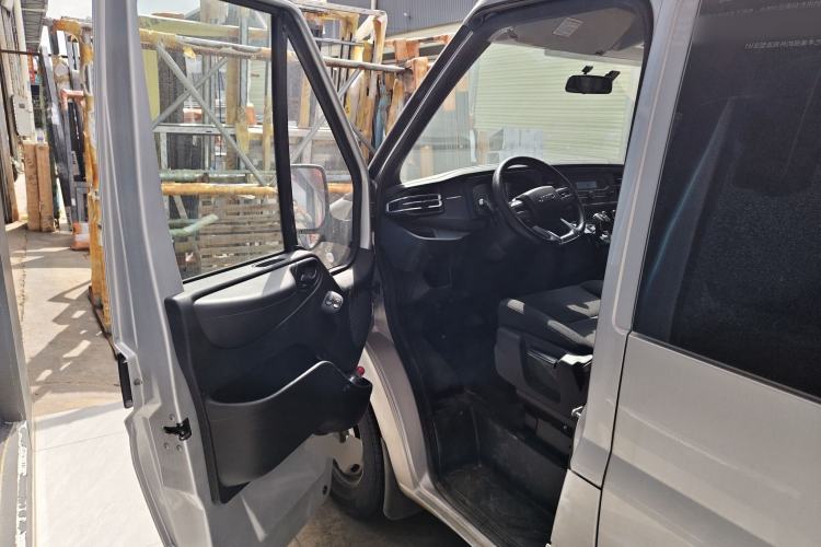 Used JMC Fushun 2025 2.0T 8AT Diesel Mid-Roof Mid-Height Commercial Multi-Purpose 7-Seater Passenger Vehicle
