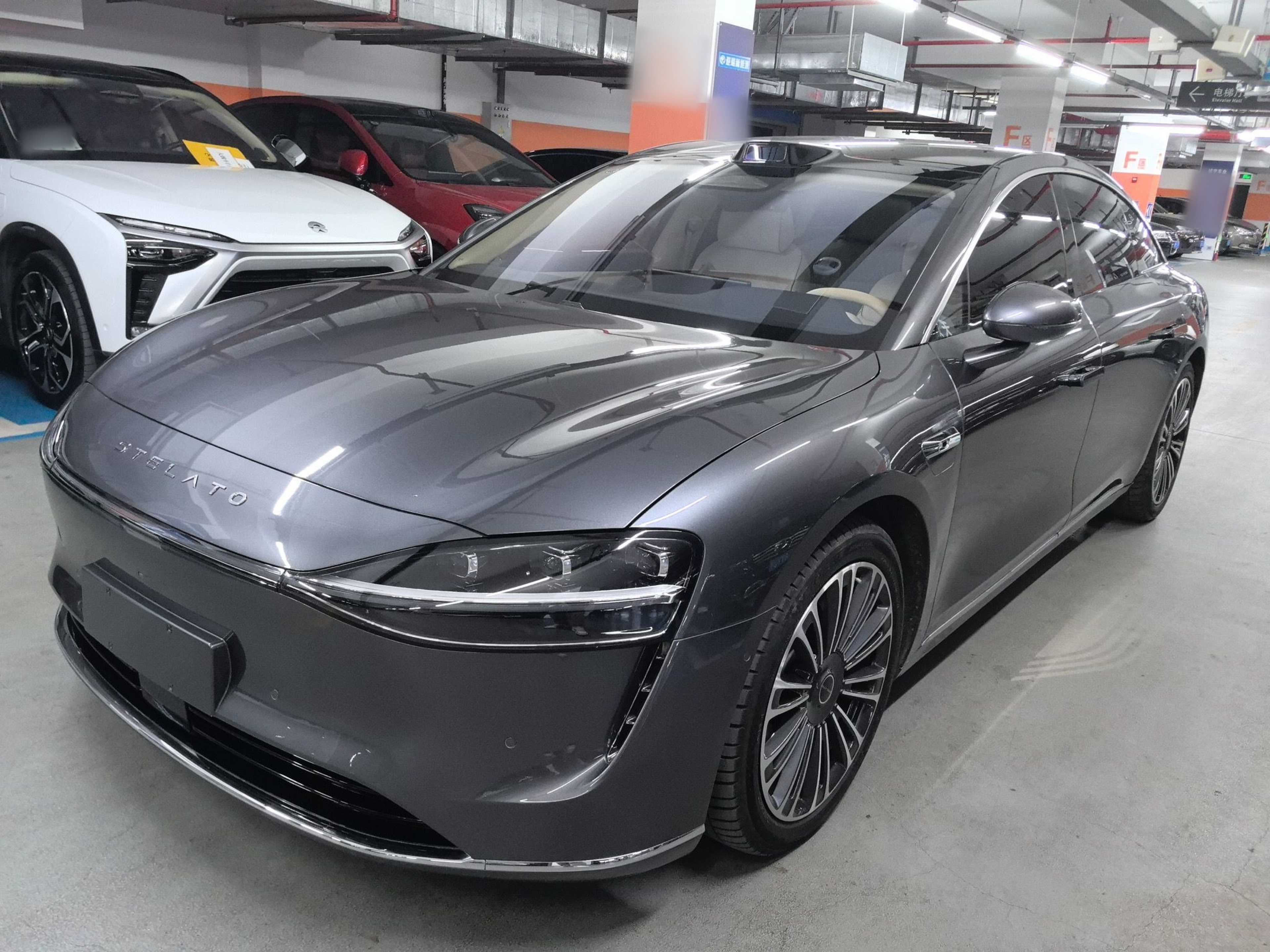 Под передней частью автомобиля